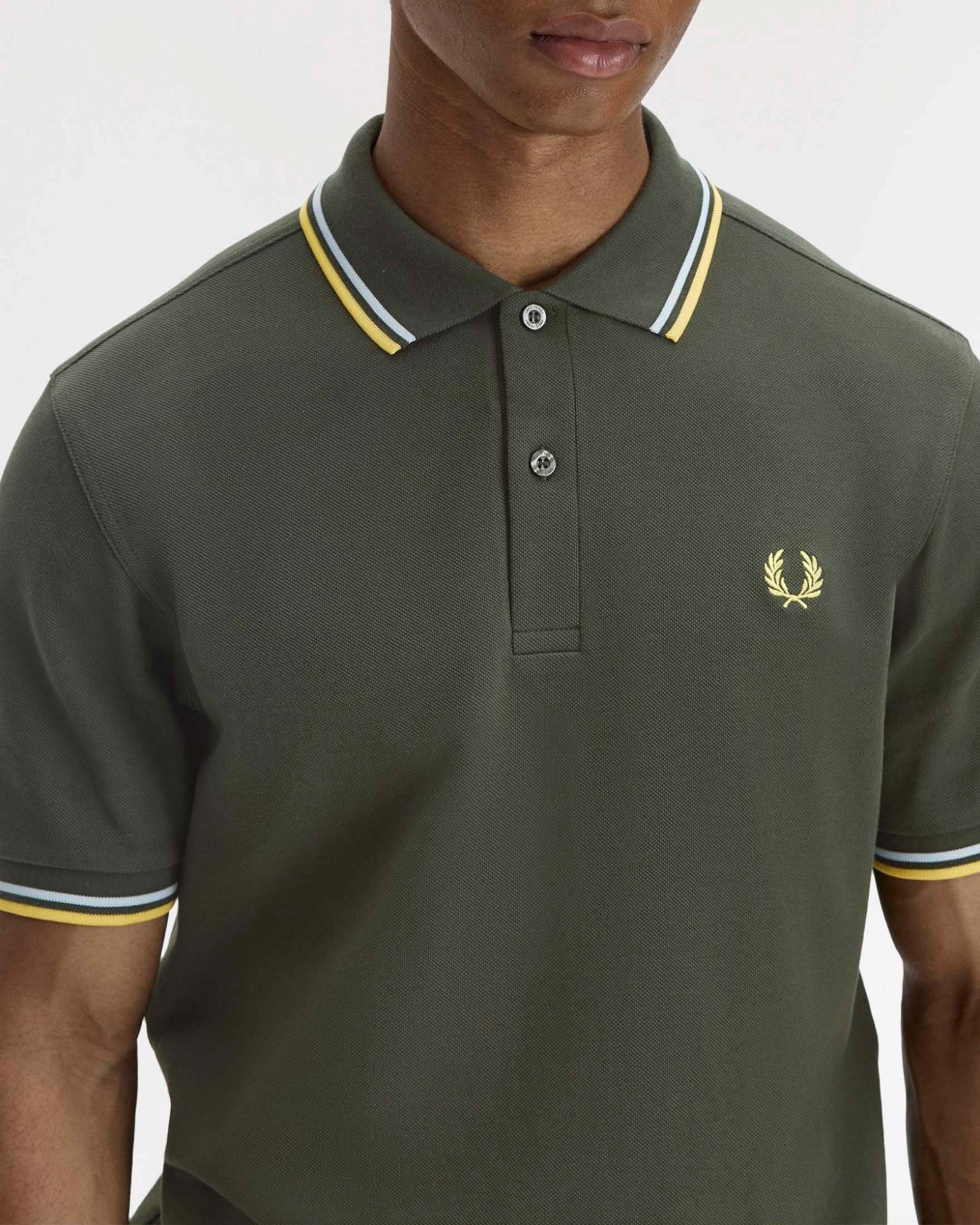 Polo Fred Perry verde militare mezza manica con bordino giallo e bianco image