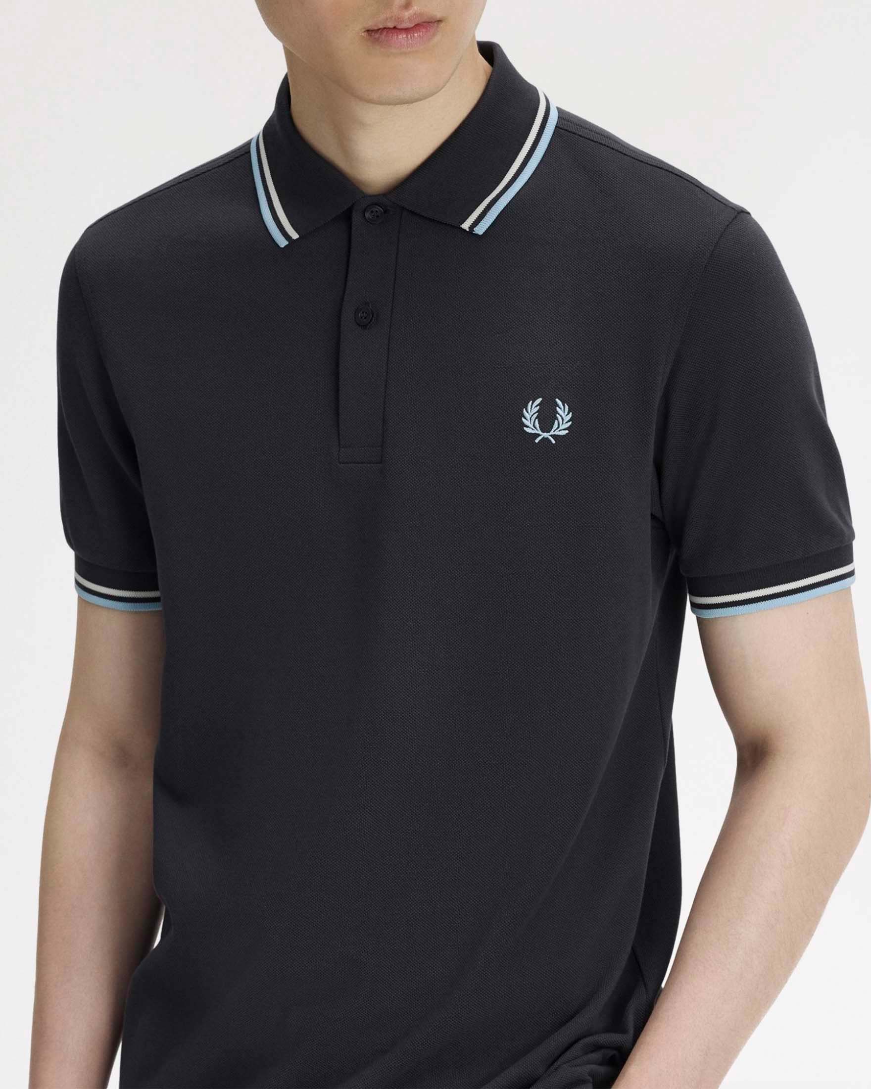 Polo Fred Perry antracite mezza manica con bordino azzurro e bianco image