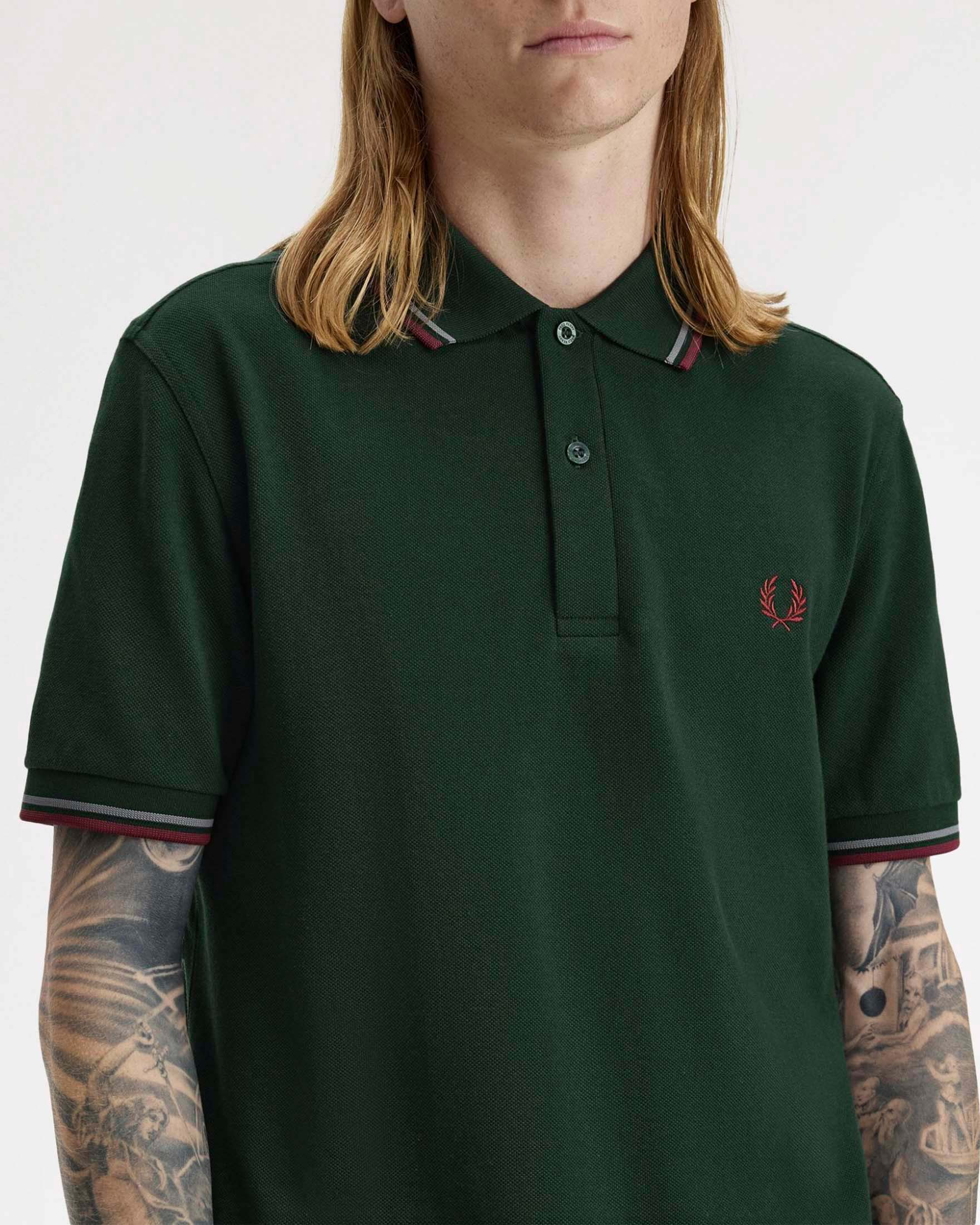 Polo Fred Perry verde mezza manica con bordino grigio e bordeaux image