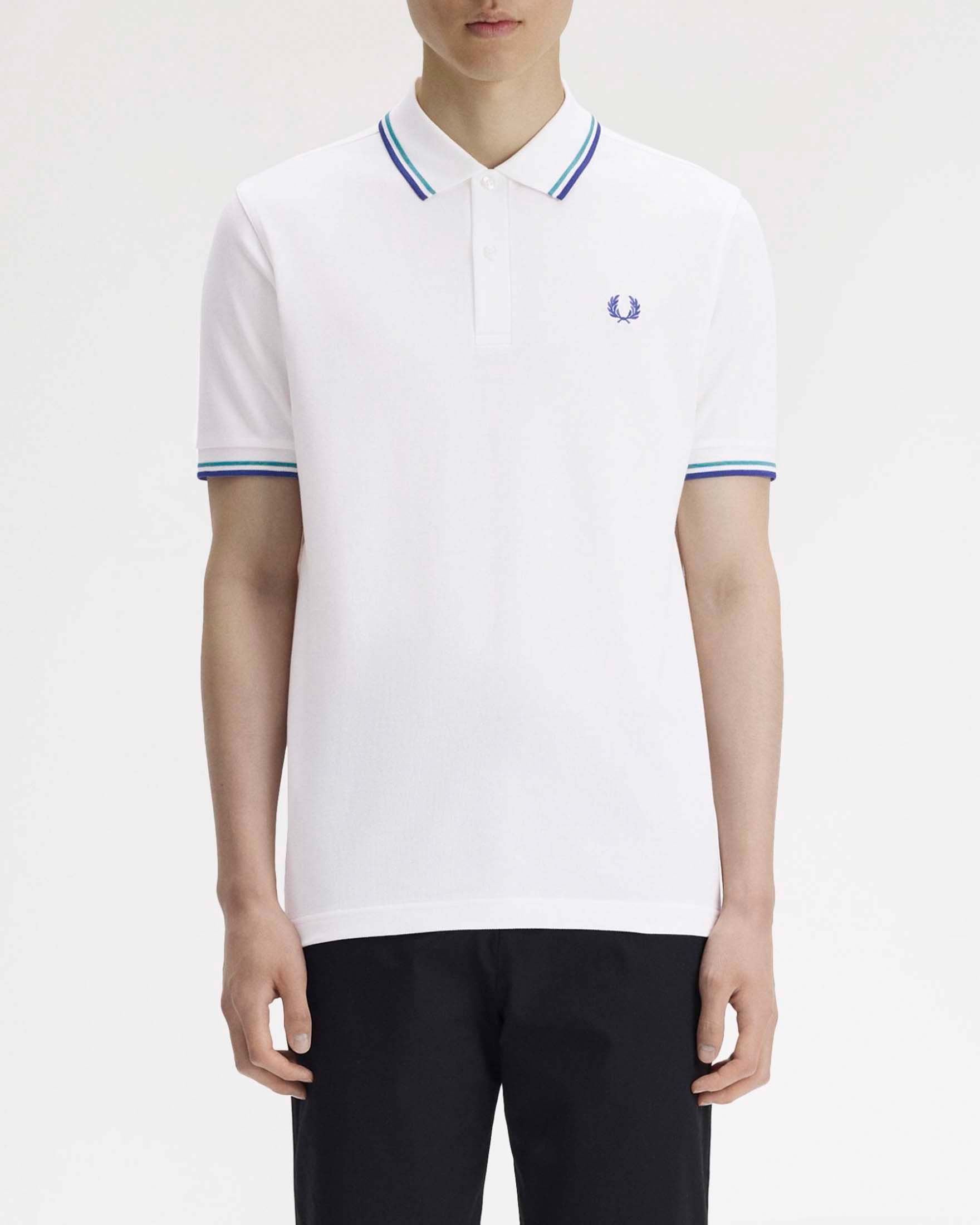 Polo Fred Perry bianca mezza manica con bordino celeste e blu royal