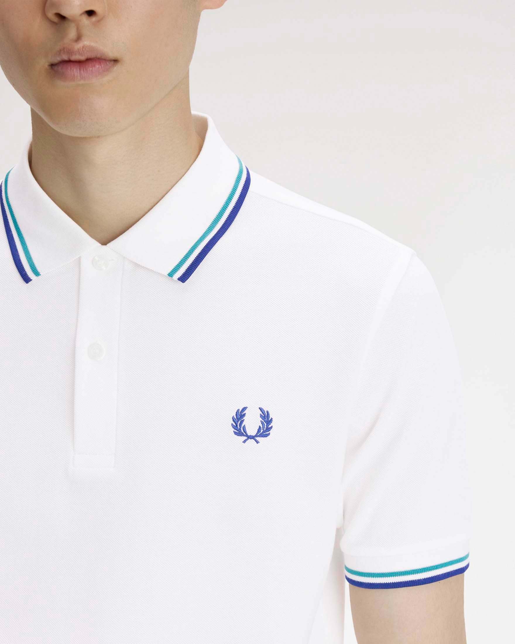 Polo Fred Perry bianca mezza manica con bordino celeste e blu royal image