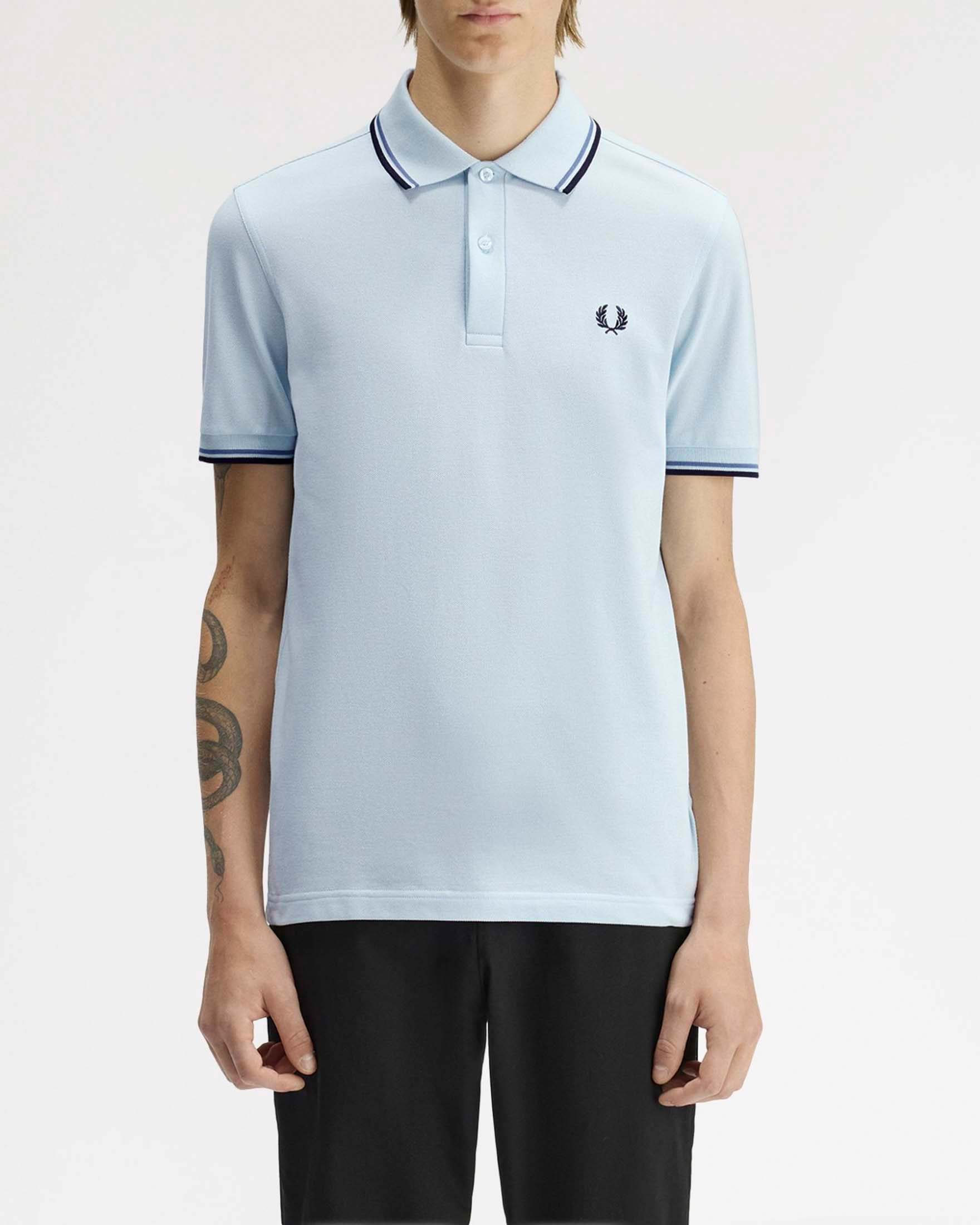 Polo Fred Perry azzurra mezza manica con bordino blu e viola