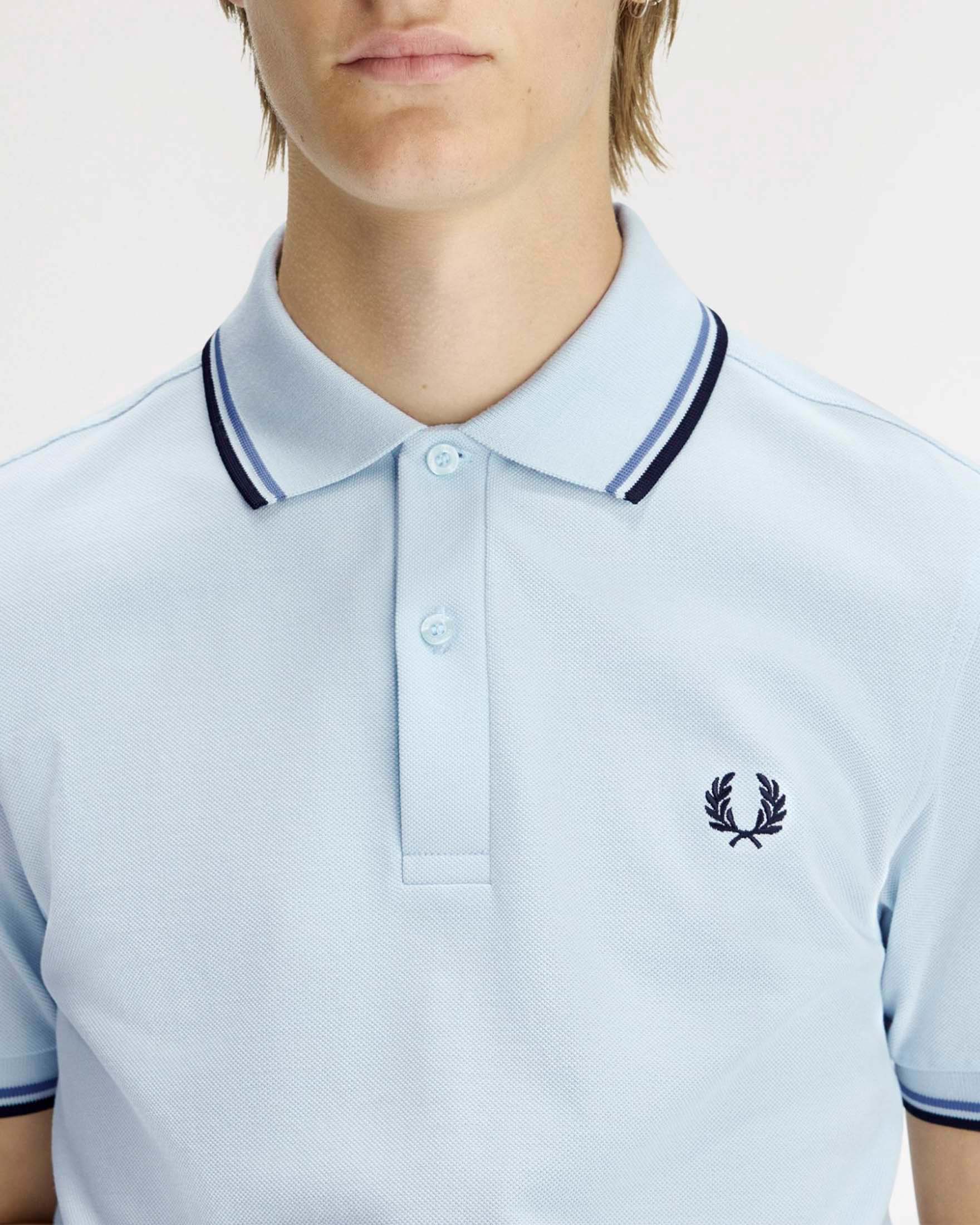 Polo Fred Perry azzurra mezza manica con bordino blu e viola image
