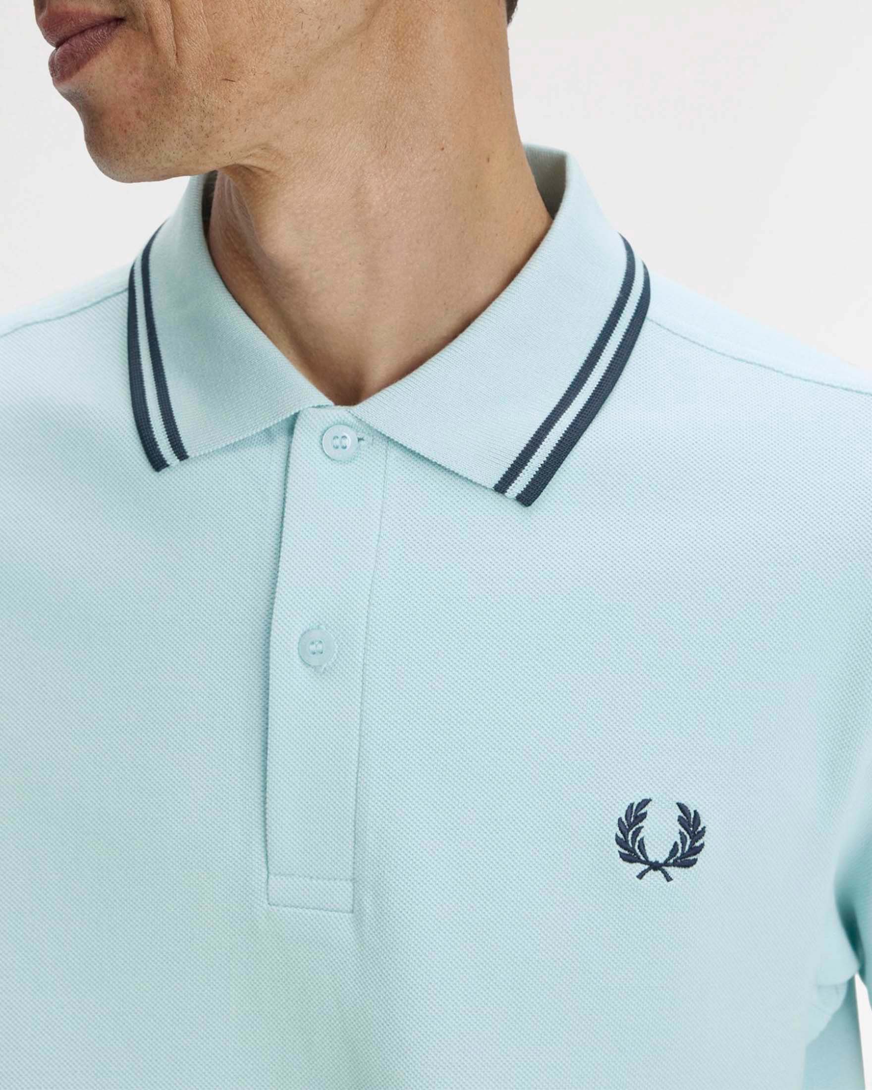 Polo Fred Perry acqua mezza manica con bordino blu image