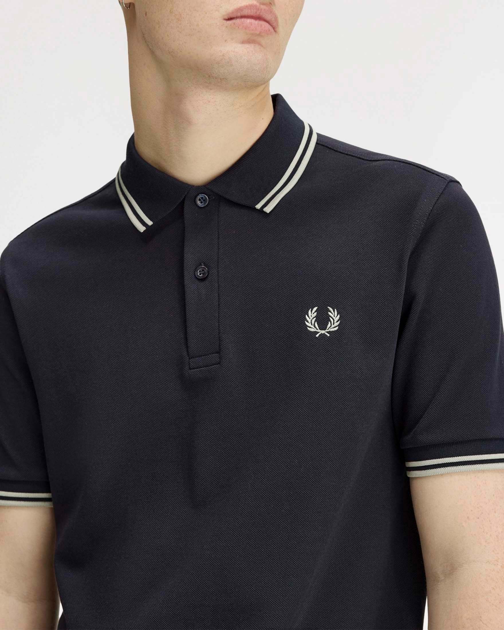 Polo Fred Perry blu mezza manica con bordino grigio image