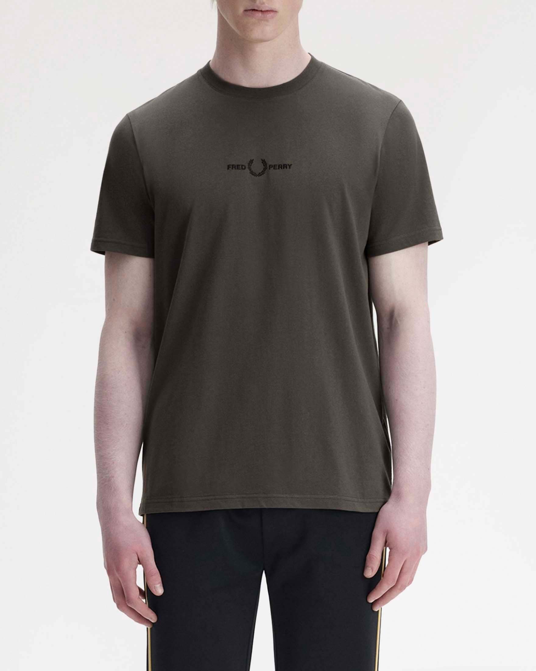 T-shirt mezza manica Fred Perry verde militare con logo ricamato centrale sul petto