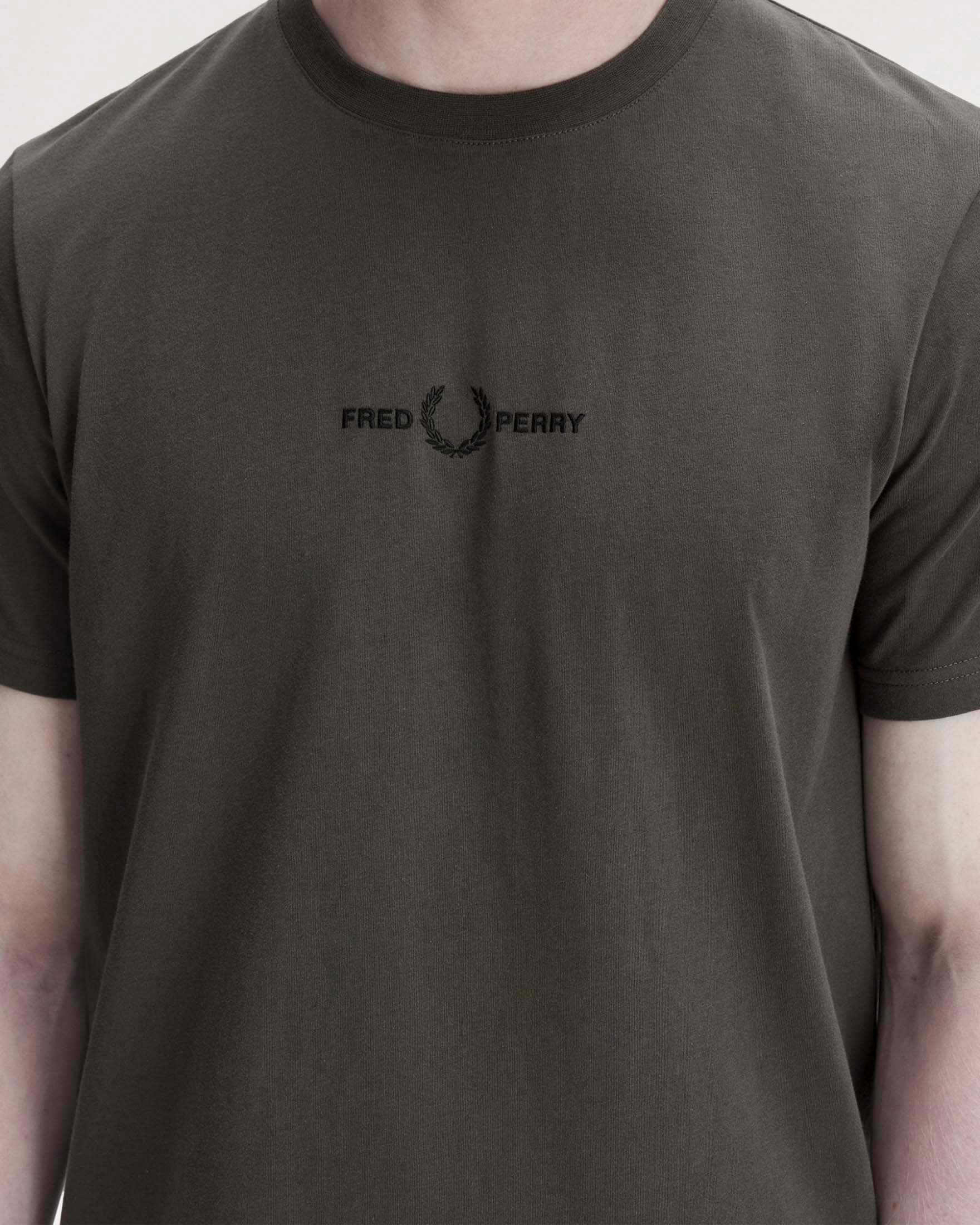 T-shirt mezza manica Fred Perry verde militare con logo ricamato centrale sul petto image
