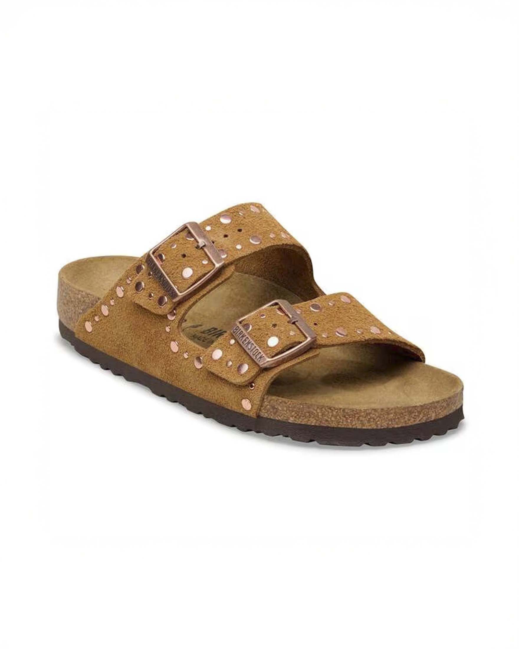 Sandalo Arizona Birkenstock color cuoio in suede con borchie argento applicate e doppia fascetta