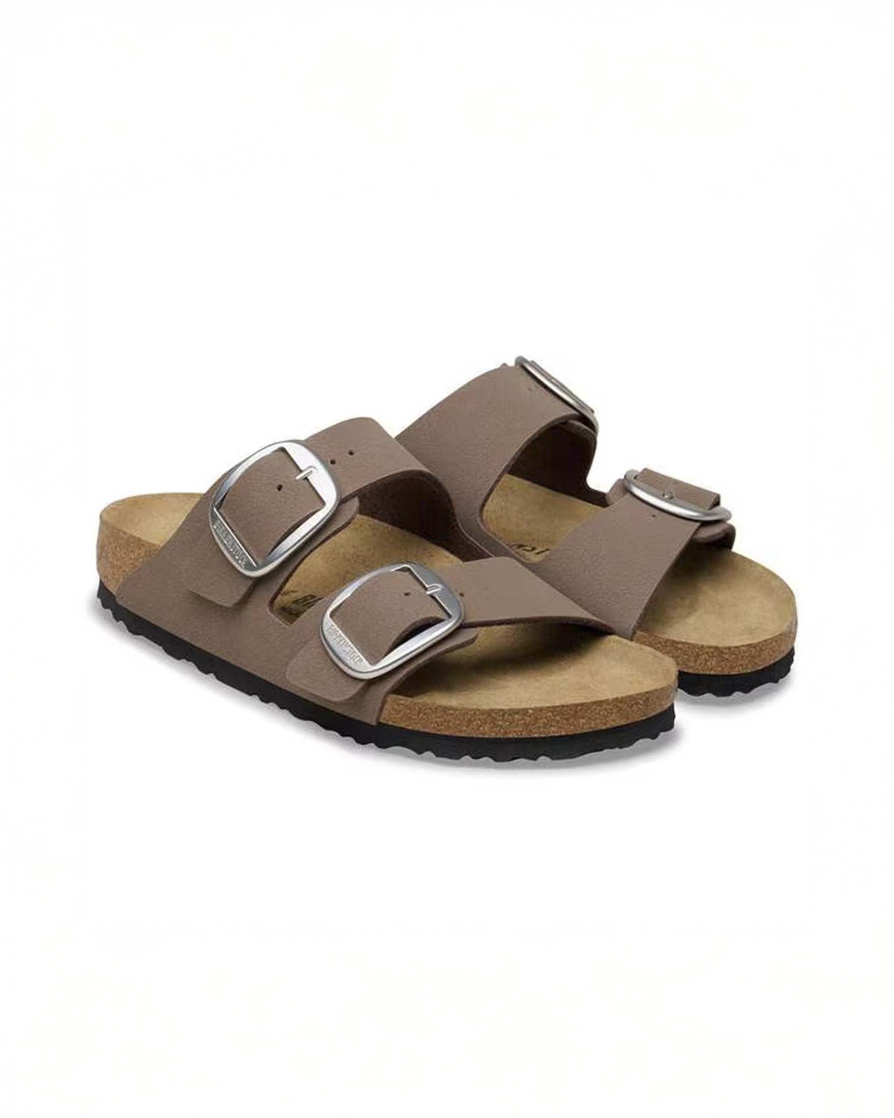 Sandalo Arizona Big Buckle Birkenstock color moro in pelle a doppia fascetta con fibbia argento image
