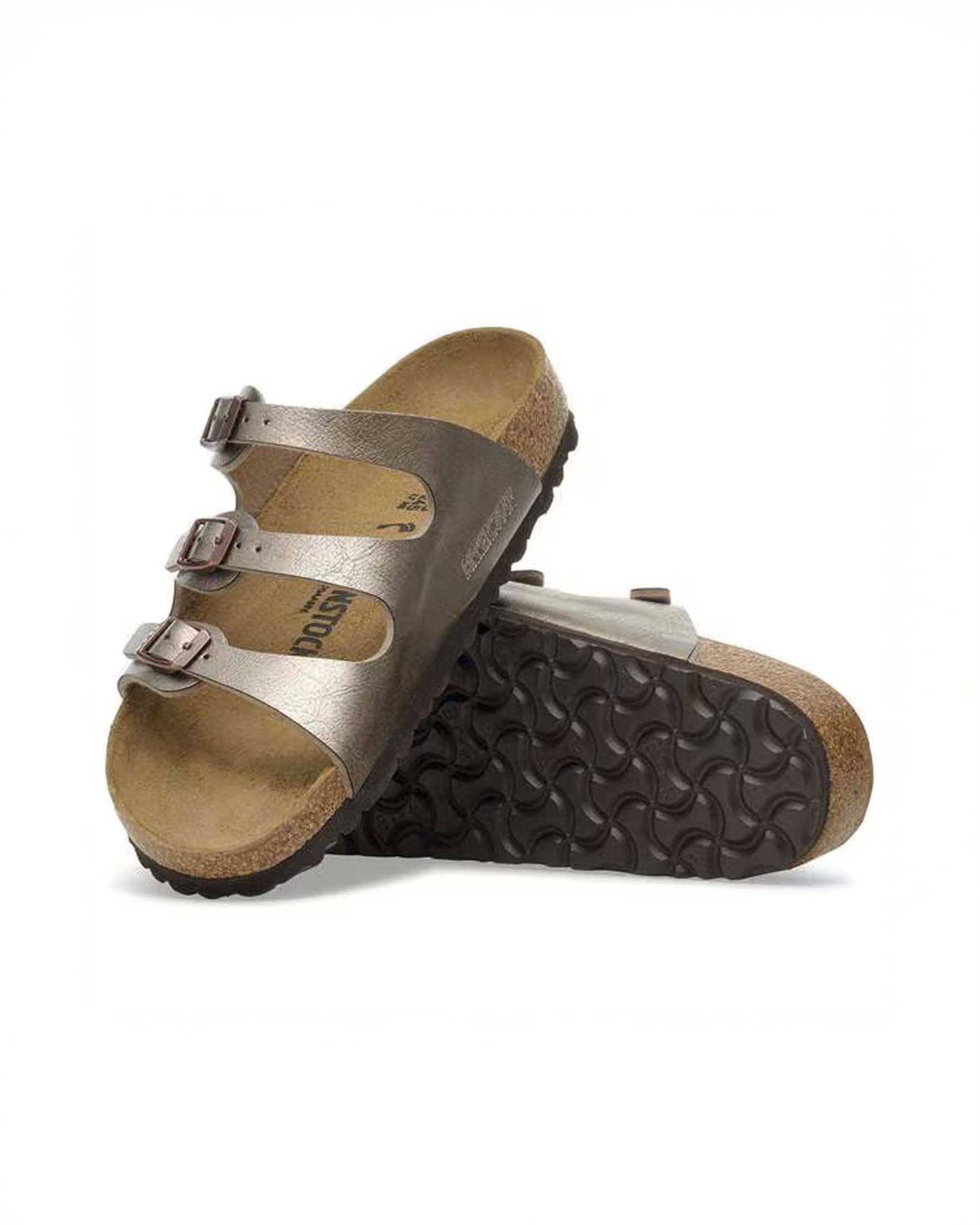Sandalo Florida Birkenstock taupe con triplo cinturino effetto laminato e fibbie in metallo image