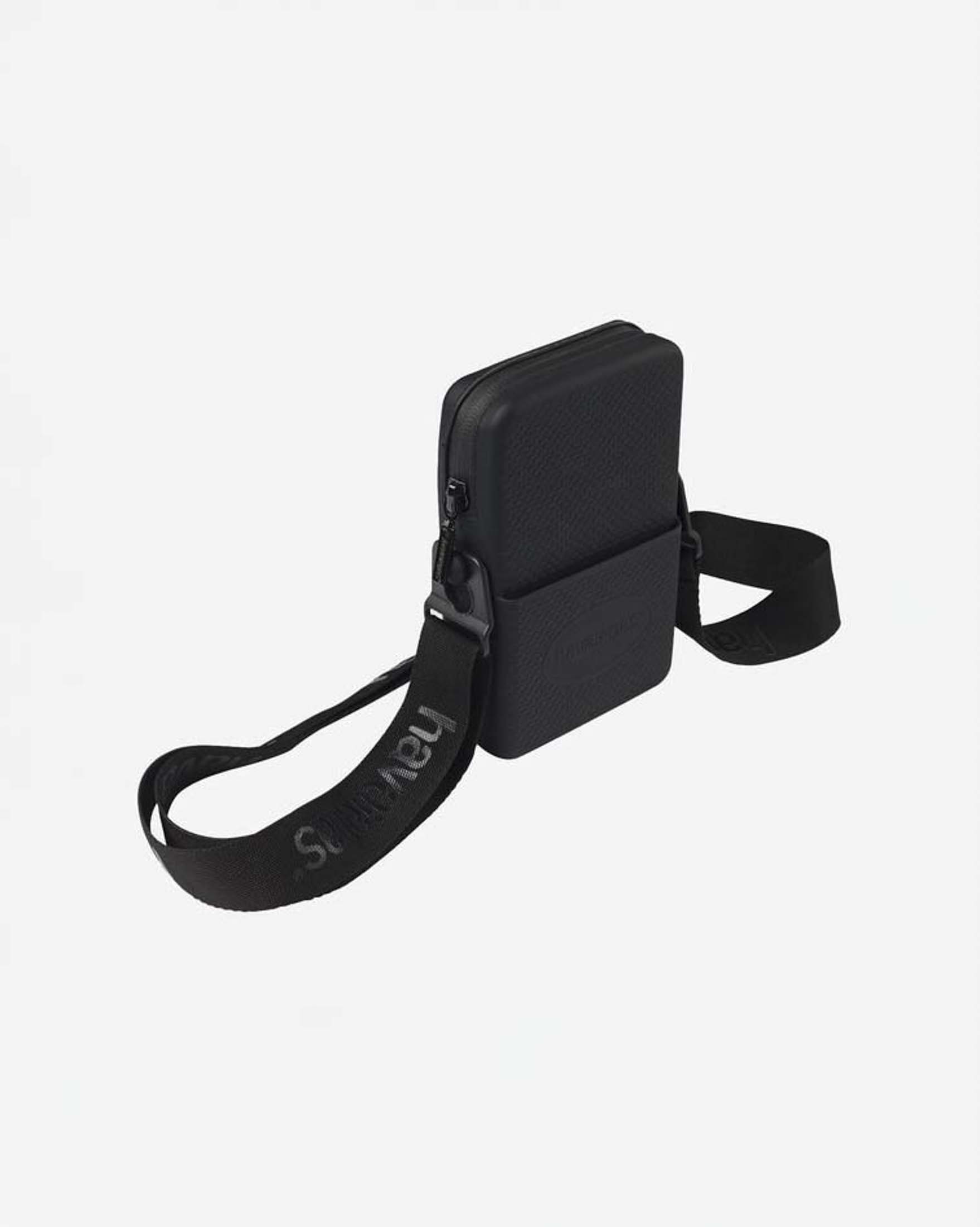 Street Bag Havaianas nera in silicone con tracolla regolabile e chiusura zip image
