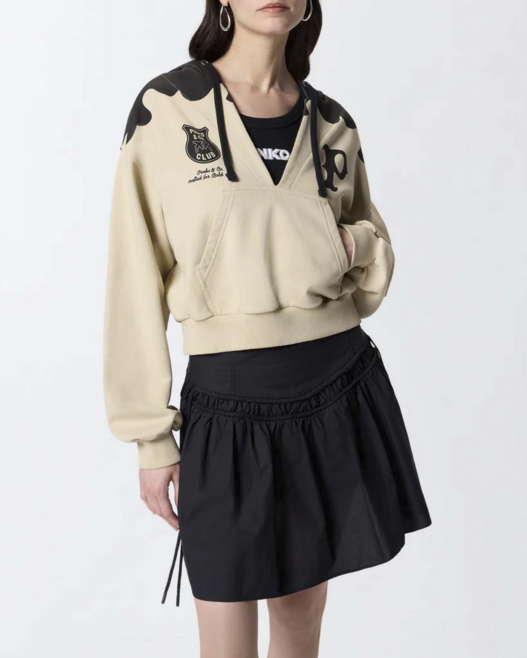 Felpa cropped Pinko beige e nera con cappuccio e stampe stile rodeo con lettering logo