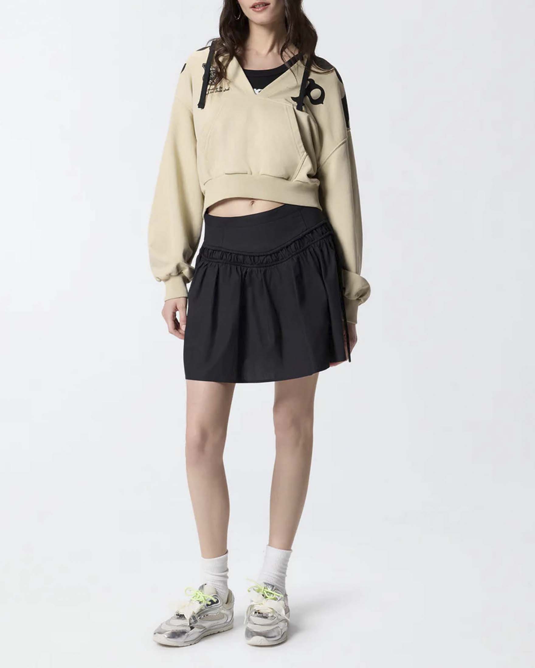 Felpa cropped Pinko beige e nera con cappuccio e stampe stile rodeo con lettering logo image