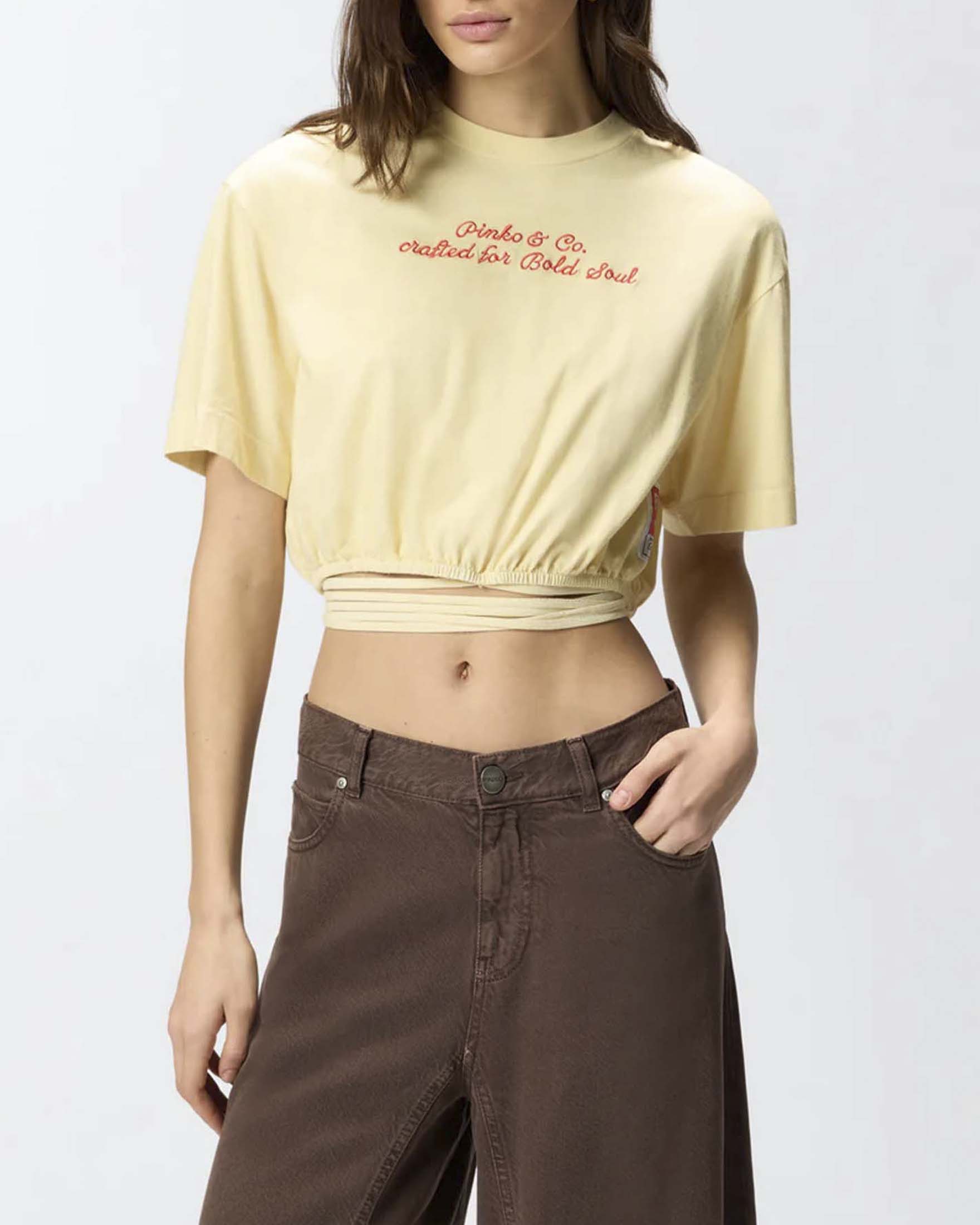 Crop top a mezza manica Pinko color burro in cotone con ricamo logo e stampa sul retro