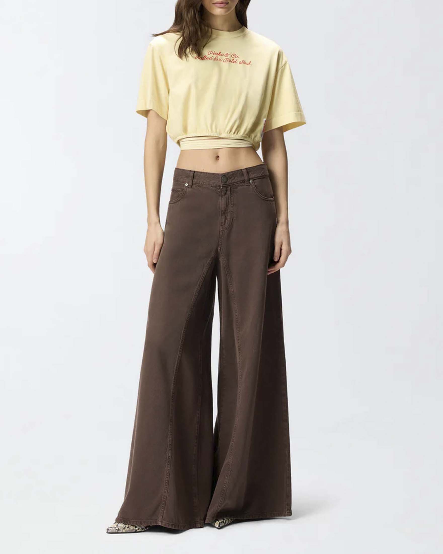 Crop top a mezza manica Pinko color burro in cotone con ricamo logo e stampa sul retro