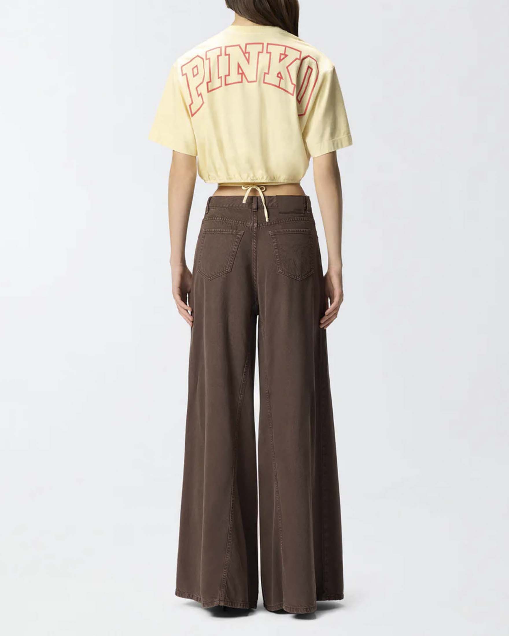 Crop top a mezza manica Pinko color burro in cotone con ricamo logo e stampa sul retro
