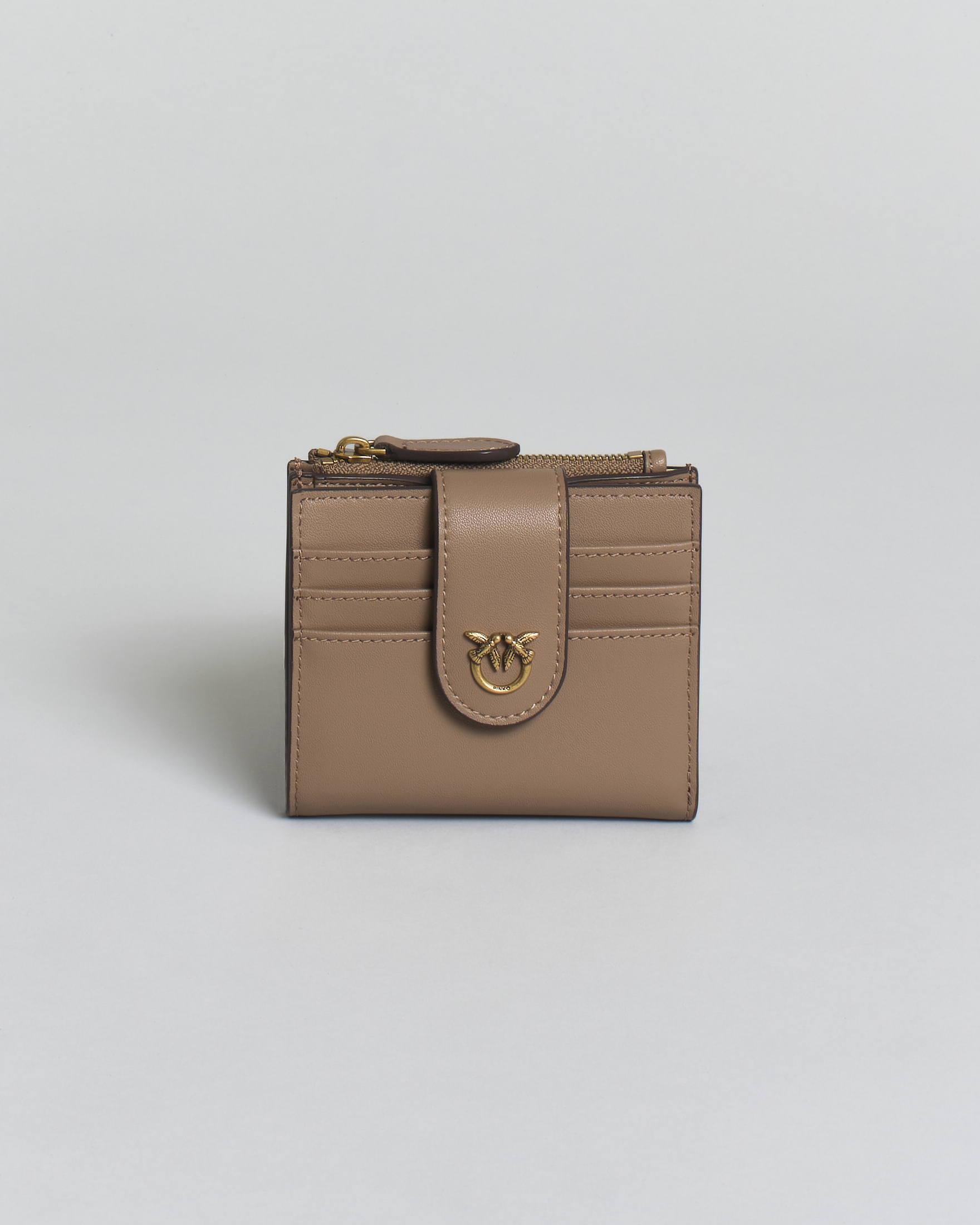 Portafoglio piccolo in pelle liscia color cammello con logo dorato