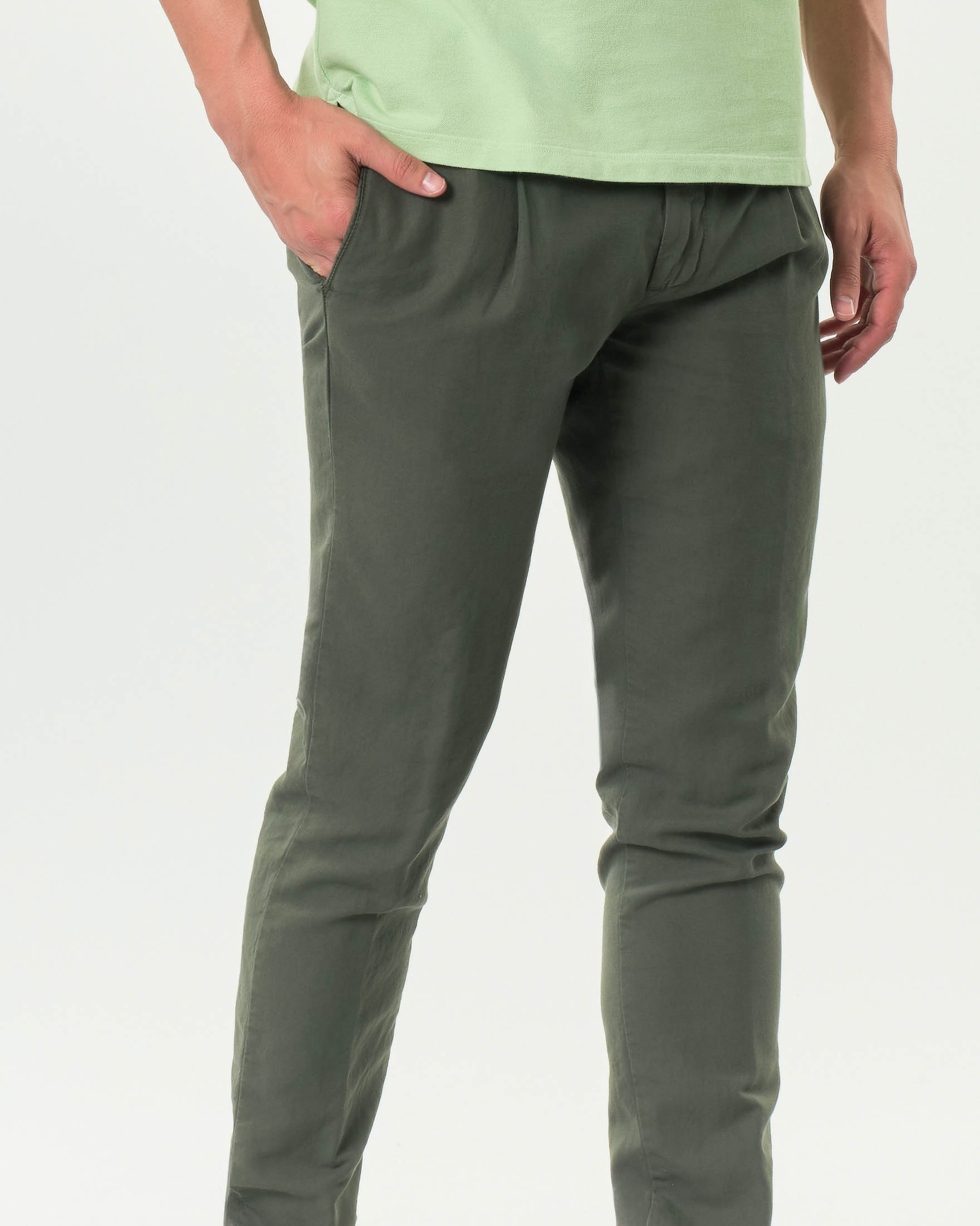 Pantalone chino Ashki.i verde militare in misto cotone e lino image