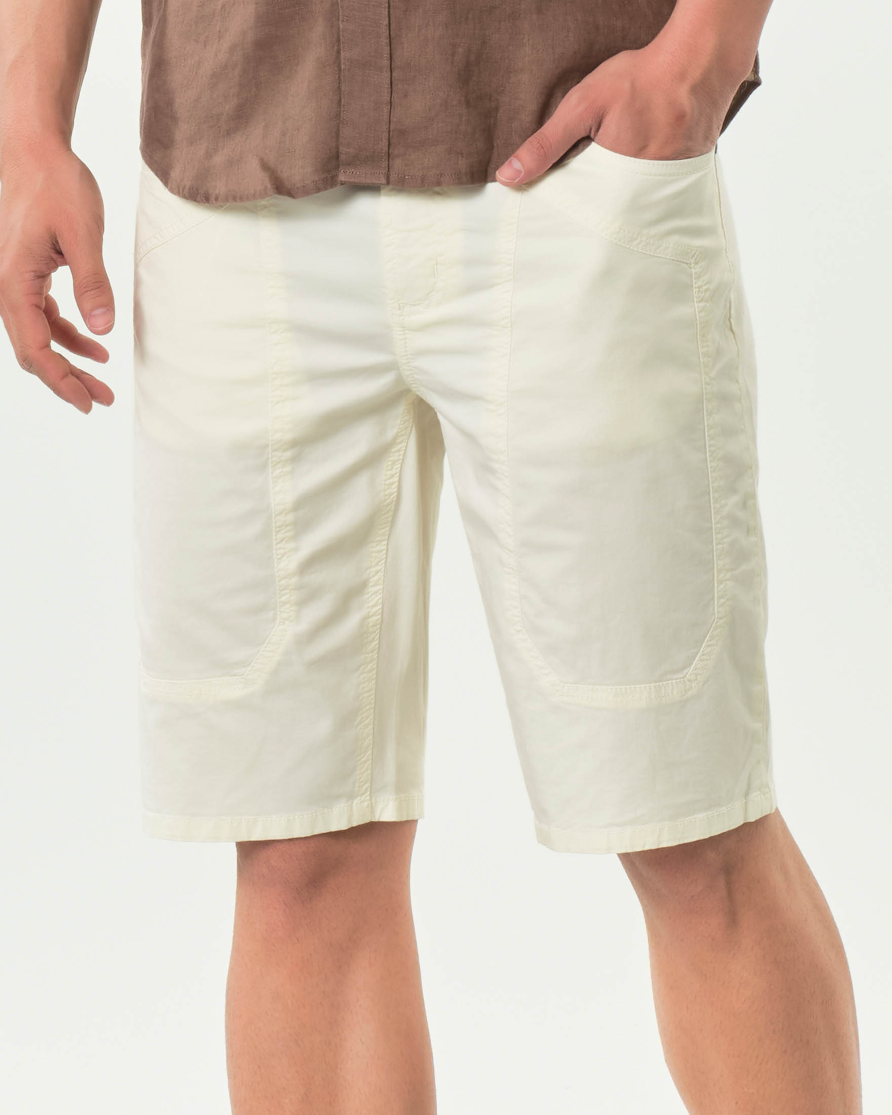 Bermuda Jeckerson panna in gabardina di cotone stretch con toppa image