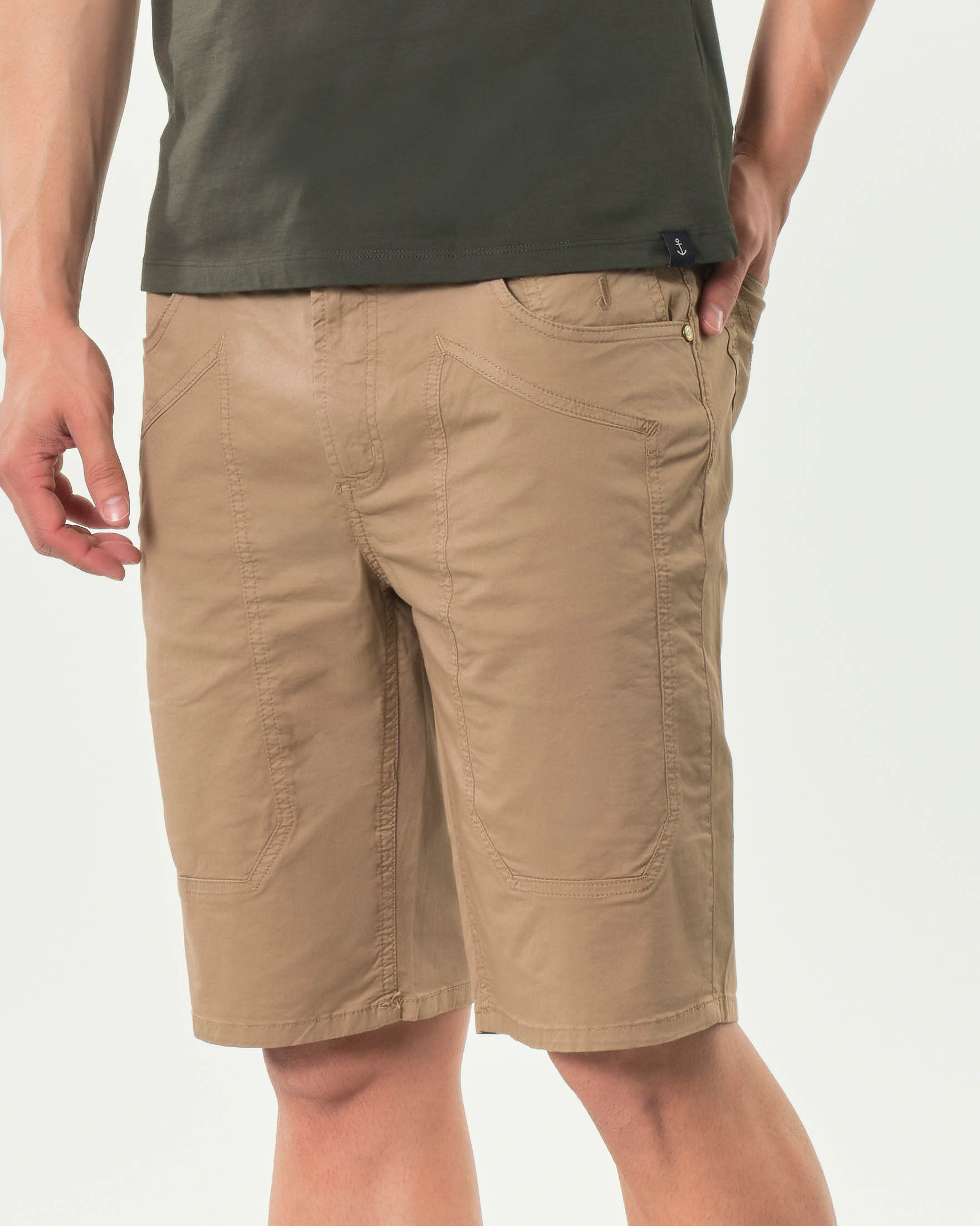 Bermuda Jeckerson cammello in gabardina di cotone stretch con toppa image