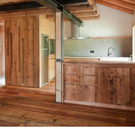 casa rustica con parquet, soffitti e rivestimenti in legno d'abete
