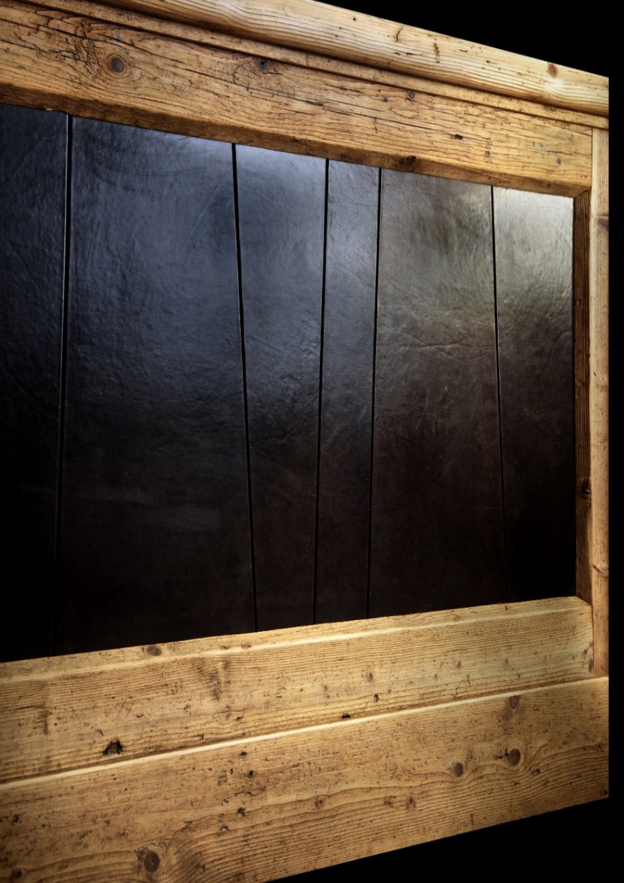 BOISERIE IN ABETE ANTICO DI PRIMA PATINA A CODA DI RONDINE