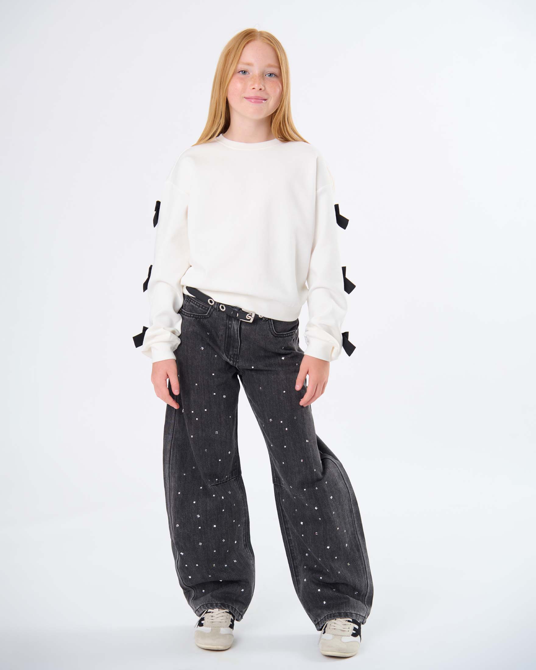 Felpa Manila Grace in neoprene bianca con fiocchi neri sulle maniche
