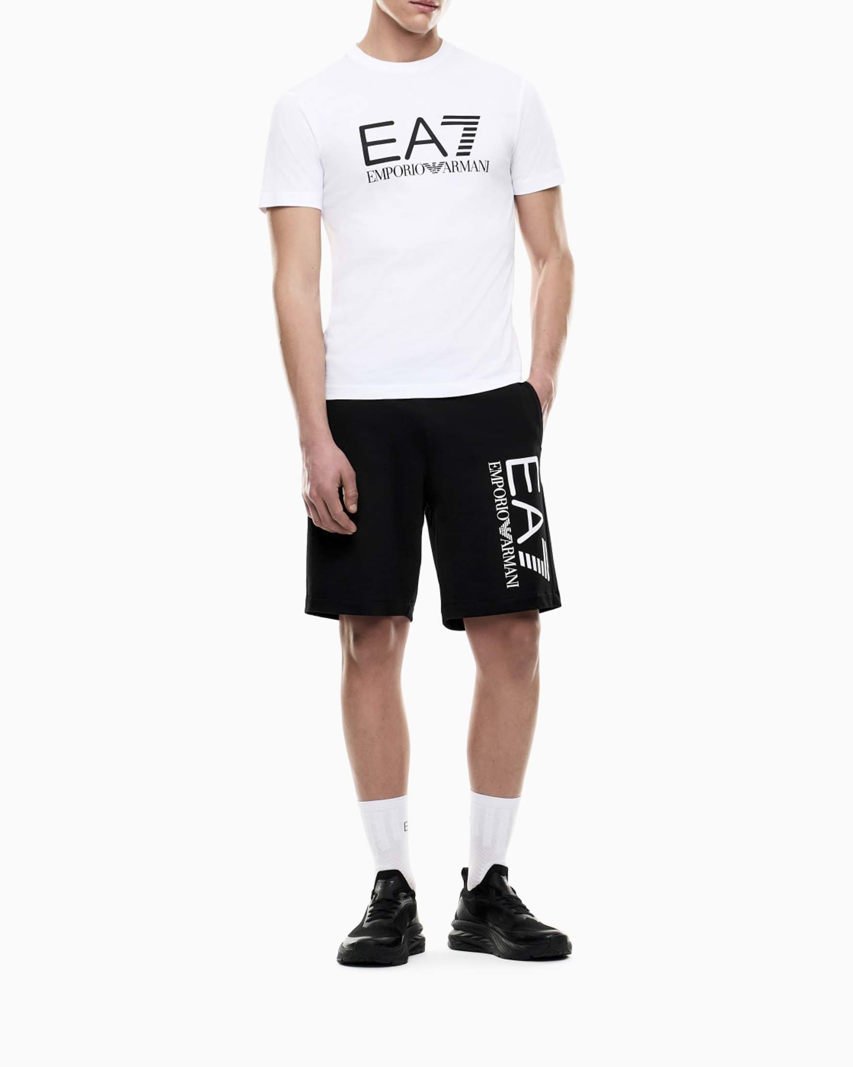 Bermuda EA7 neri in felpa di cotone con maxi logo stampato