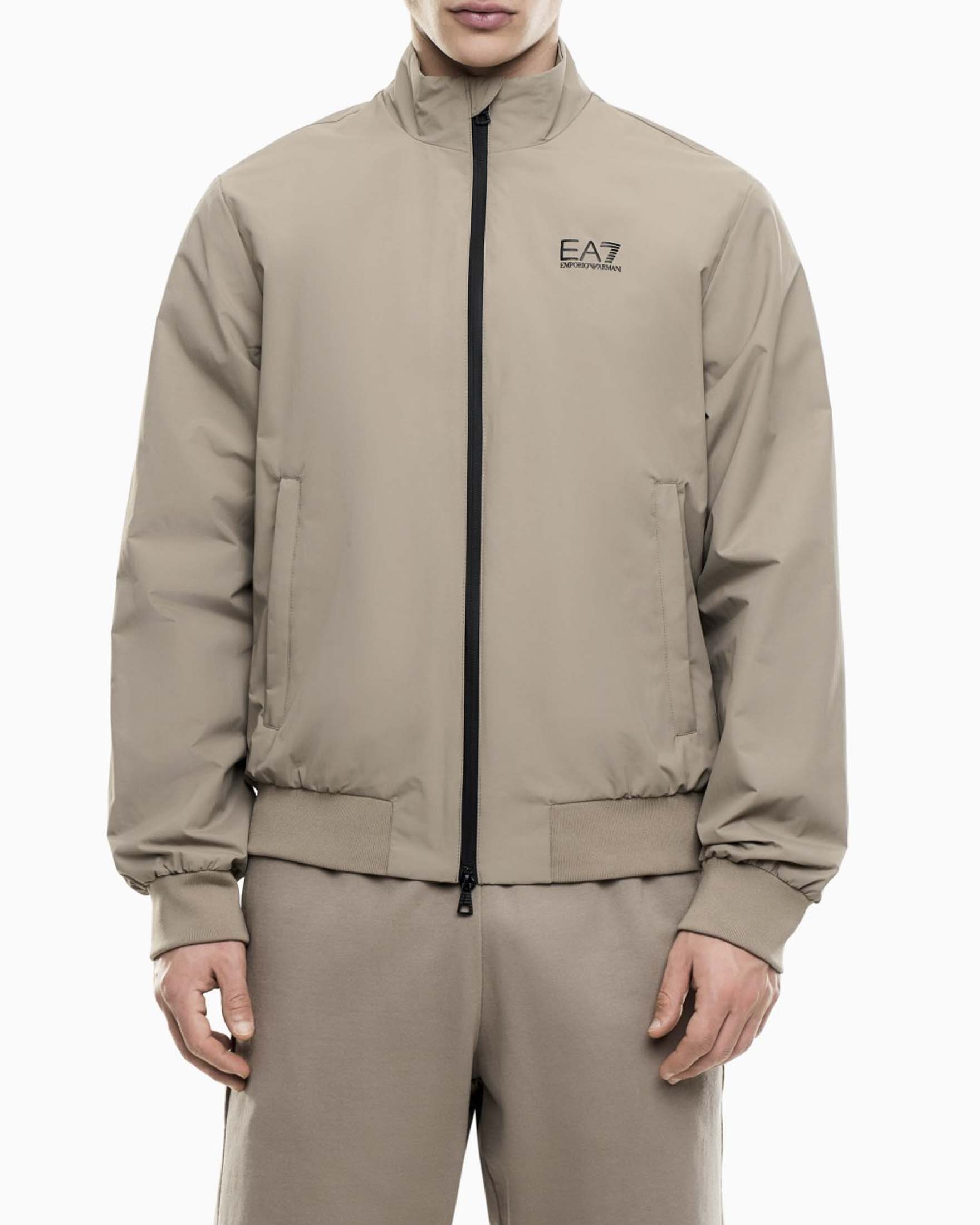 Giubbino bomber sabbia in nylon con logo sul petto