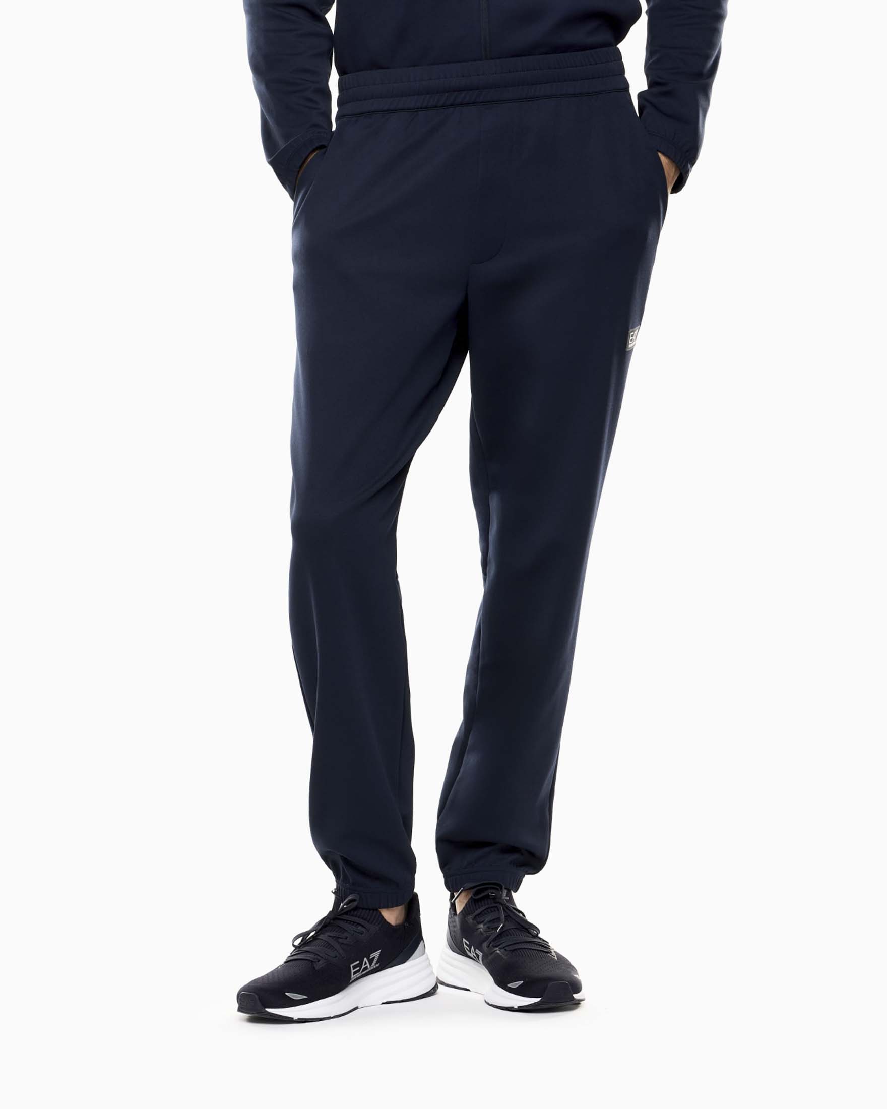 Pantaloni jogger EA7 blu in tessuto tecnico con patch logo