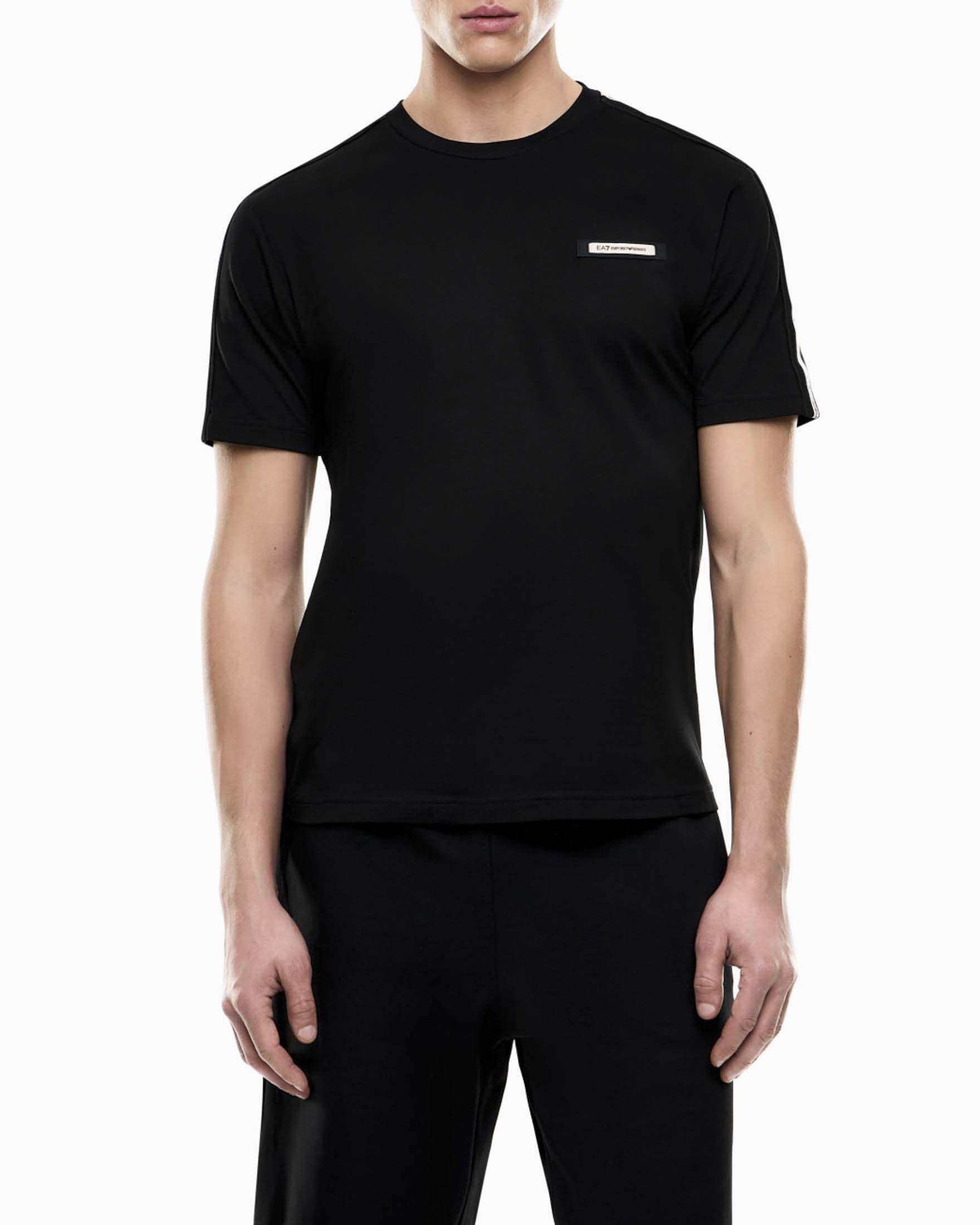T-shirt mezza manica EA7 nera in cotone con patch logo e bande