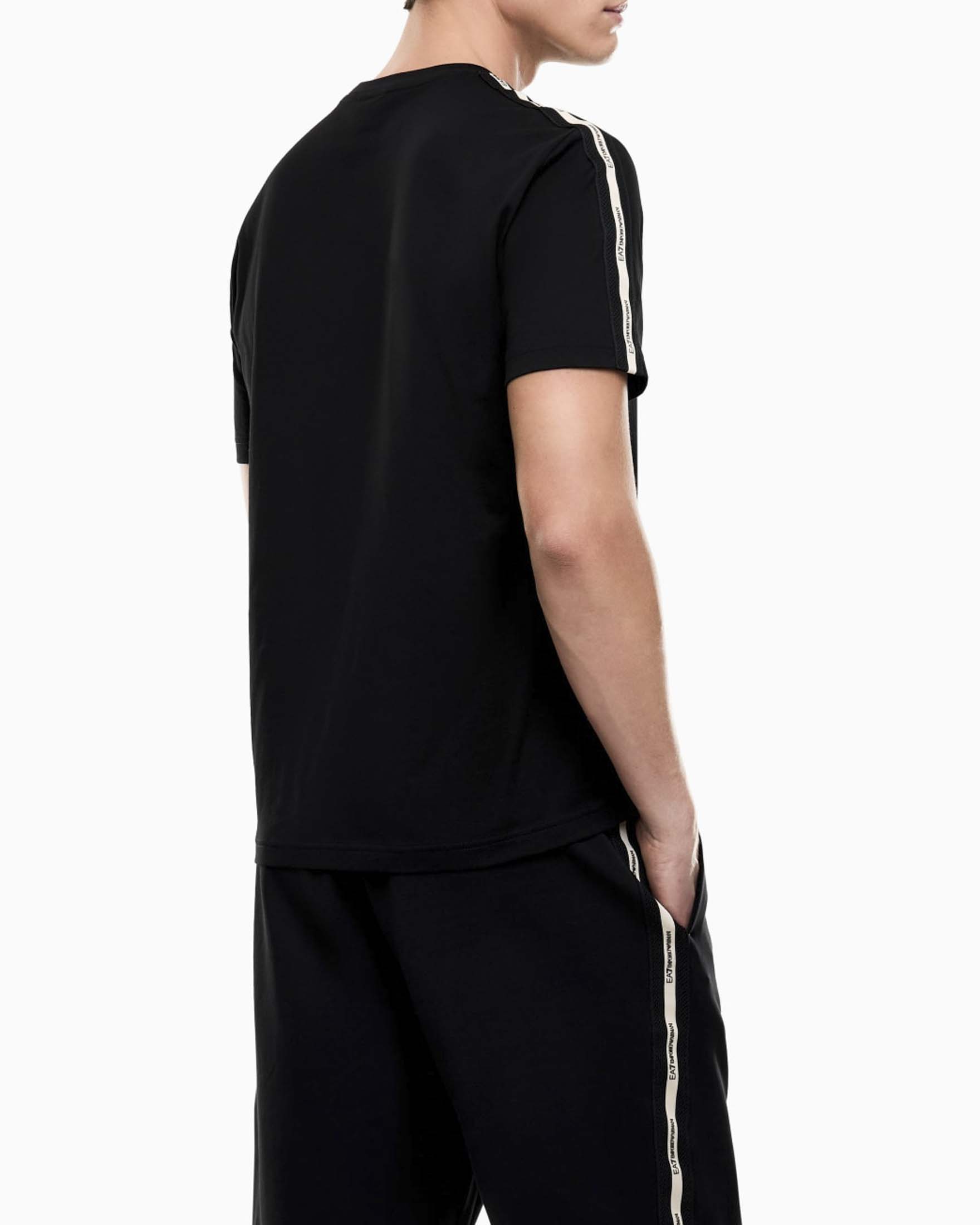 T-shirt mezza manica EA7 nera in cotone con patch logo e bande image