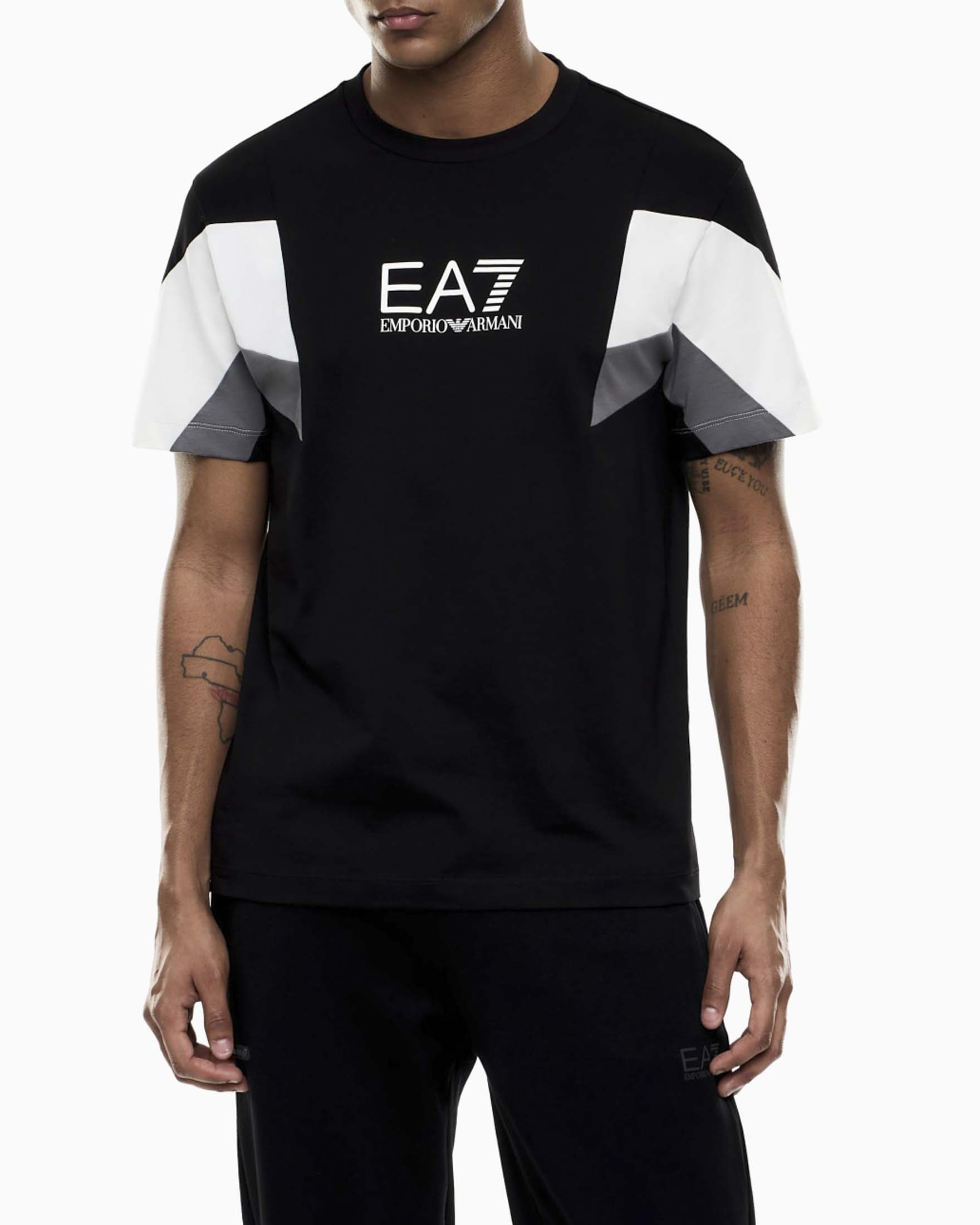 T-shirt mezza manica EA7 nera in cotone con inserto bianco e grigio