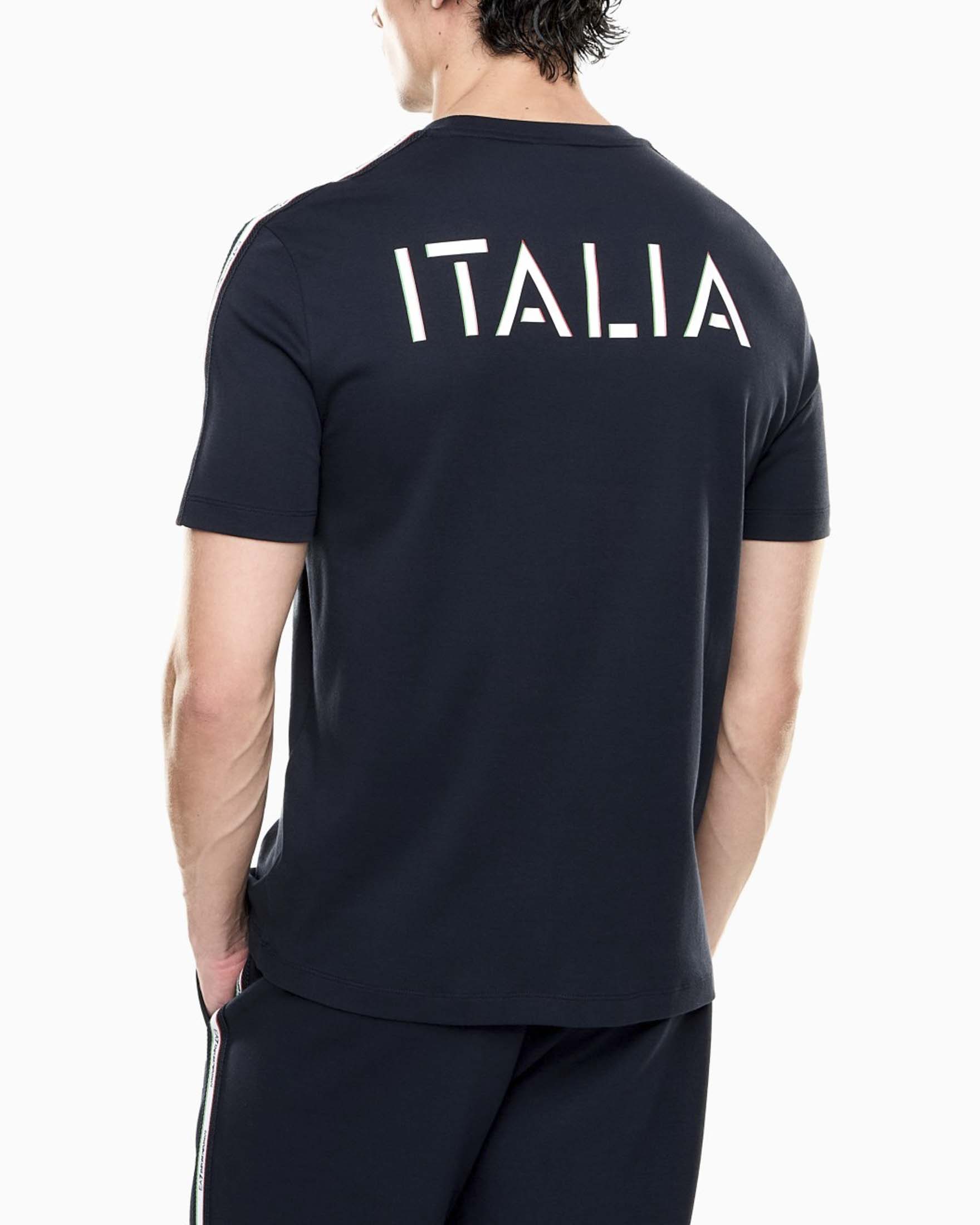 T-shirt mezza manica EA7 blu scuro in cotone con stampa logo e scritta Italia sul retro image