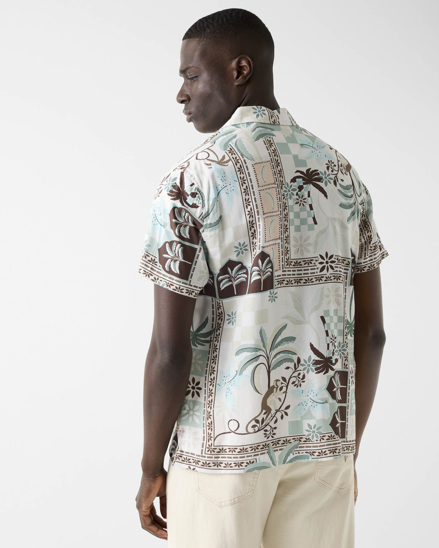 Camicia mezza manica Guess in viscosa con stampa jungle image