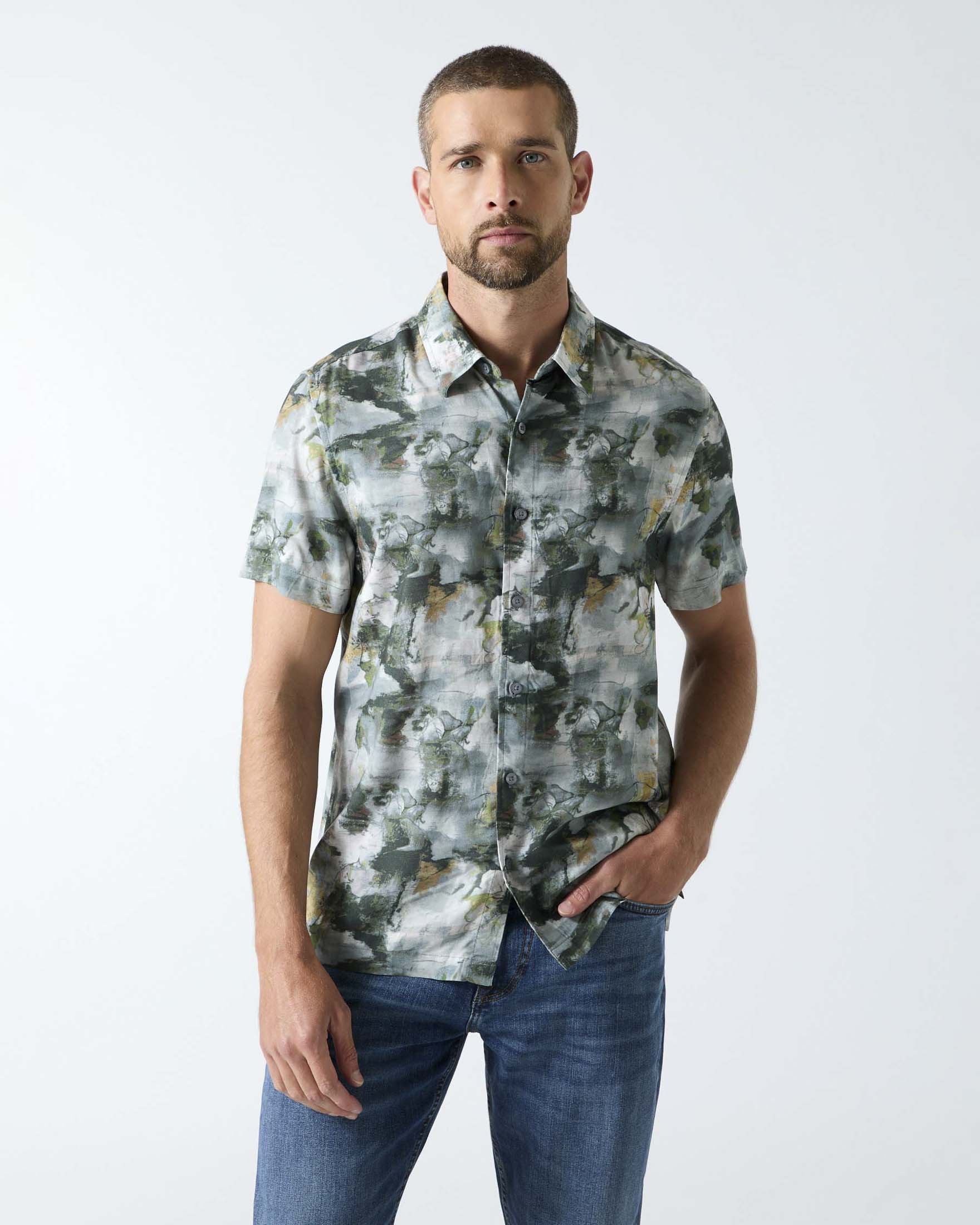 Camicia mezza manica verde in viscosa con stampa floreale astratta