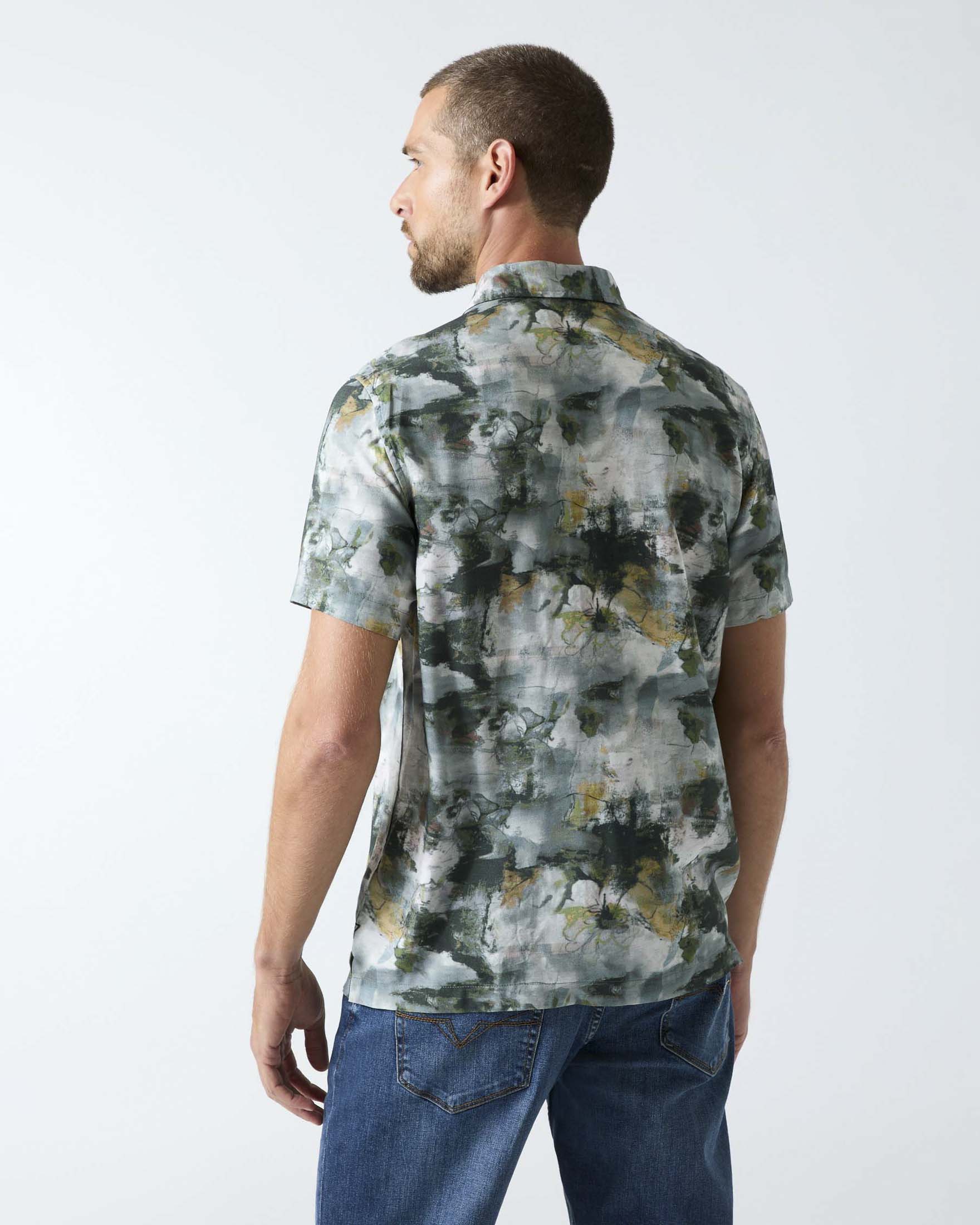 Camicia mezza manica Guess verde in viscosa con stampa floreale astratta image
