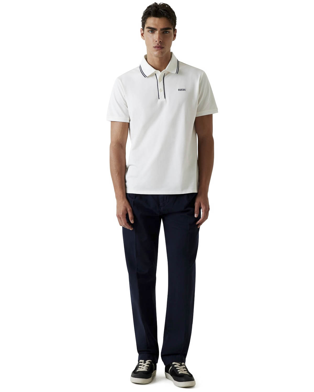 Polo Guess bianca in misto cotone stretch con logo ricamato e bordino a contrasto image