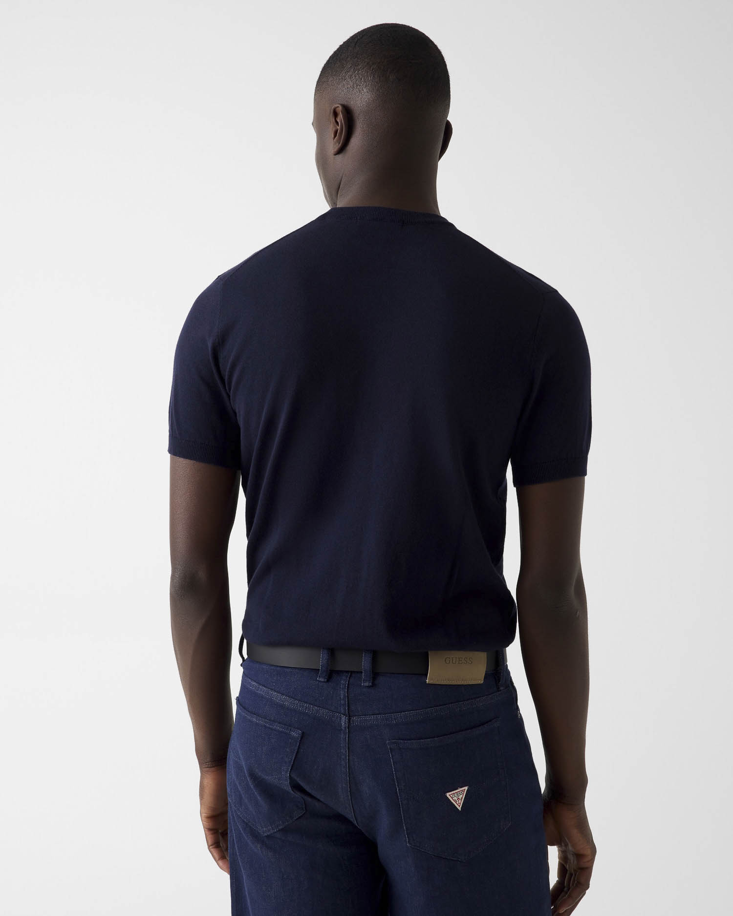 T-shirt Guess blu in maglia di cotone e seta con logo piccolo ricamato sul petto image