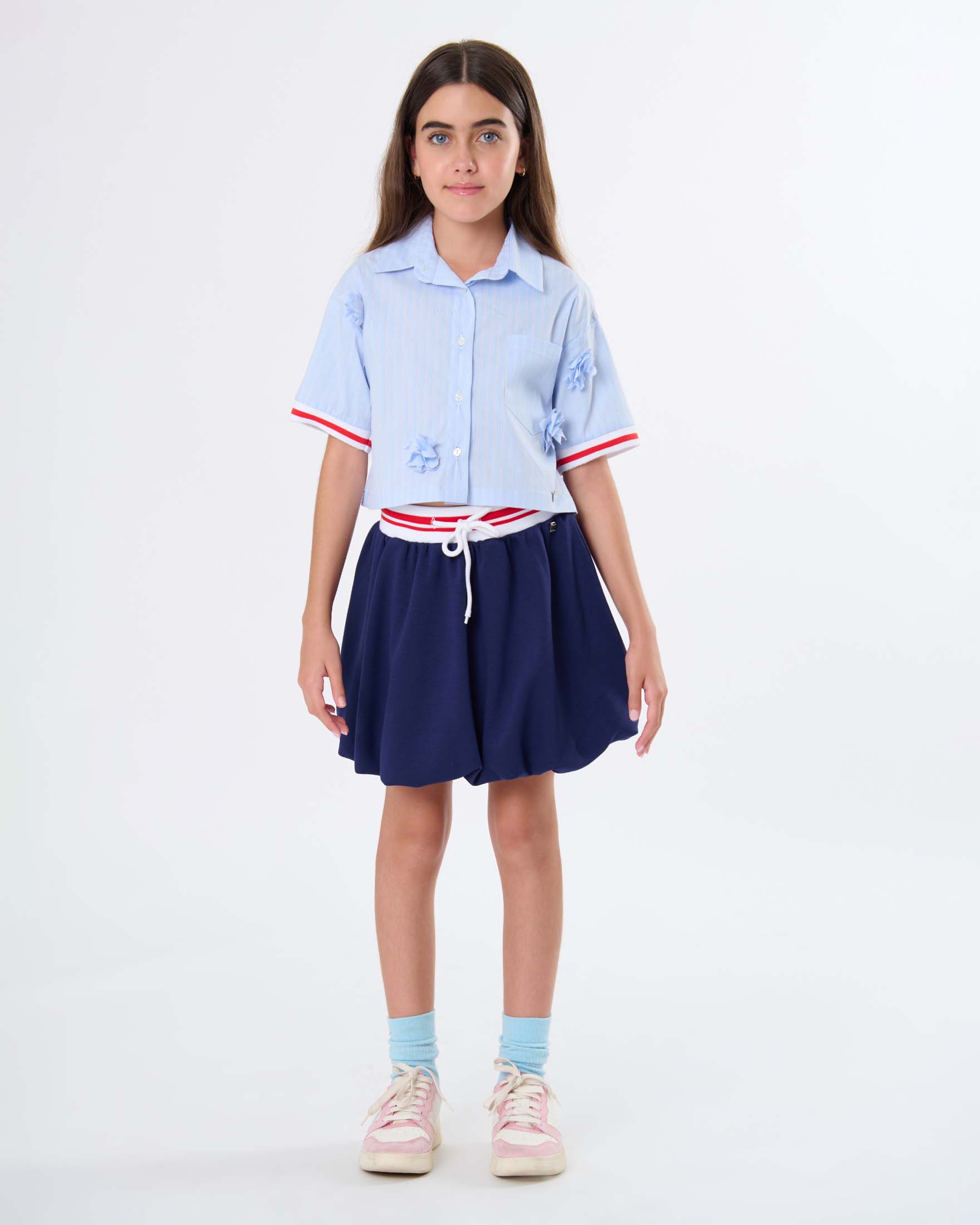 Camicia cropped Manila Grace azzurra con applicazioni floreali image