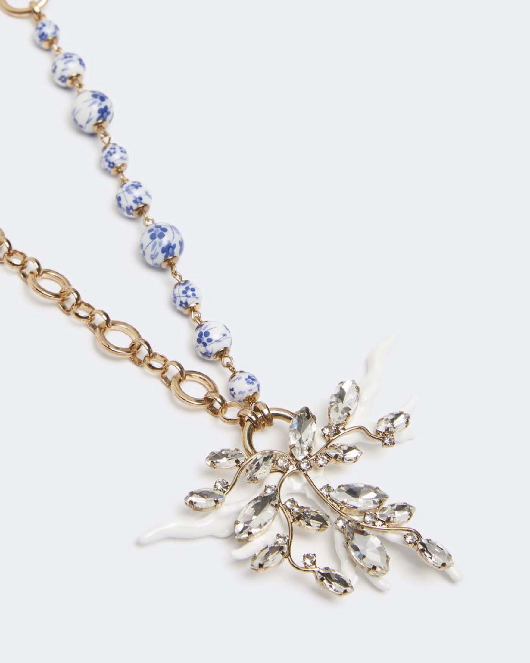 Collana lunga Weekend Max Mara a catena dorata con perline in ceramica e ciondolo corallo con strass image