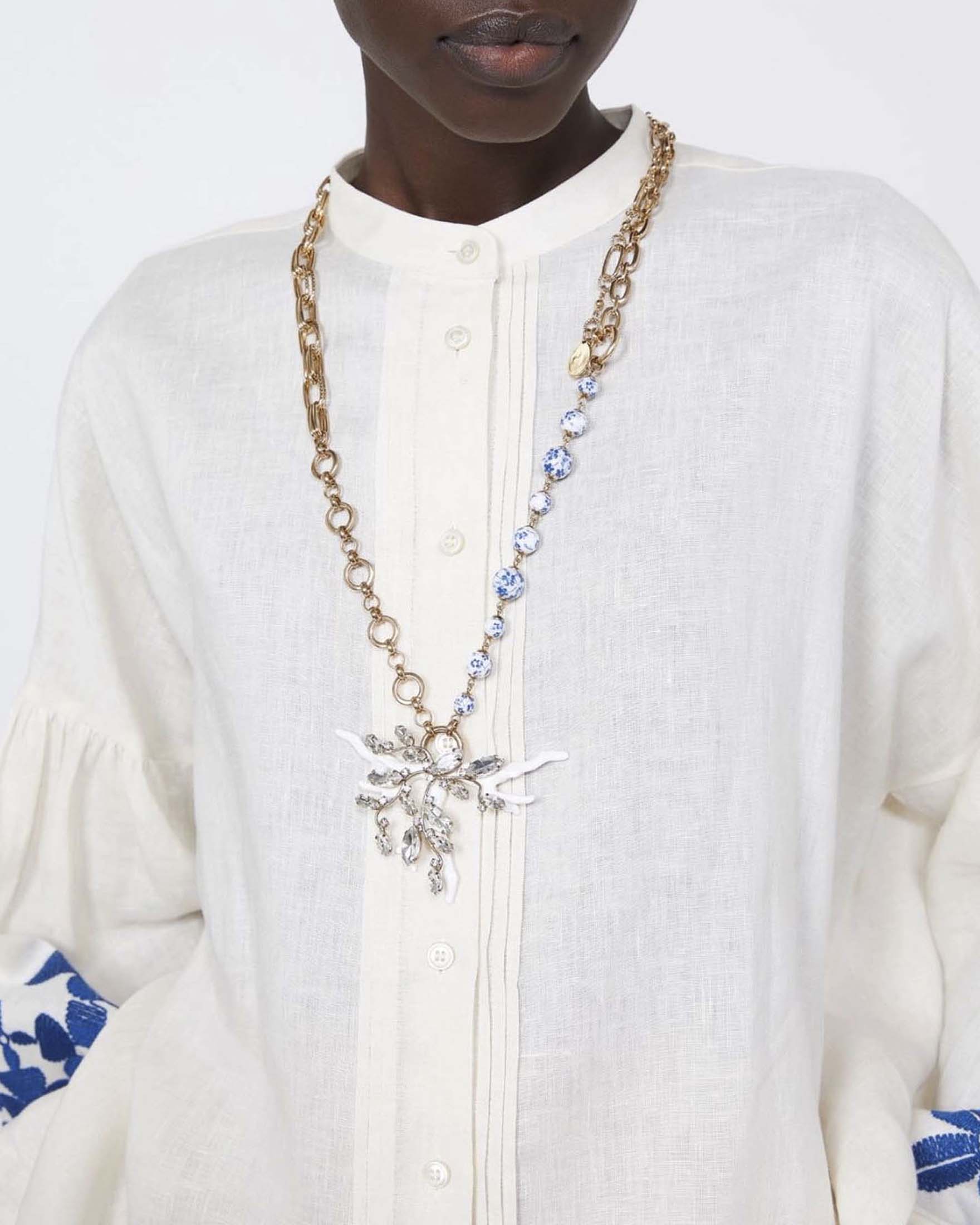Collana lunga Weekend Max Mara a catena dorata con perline in ceramica e ciondolo corallo con strass