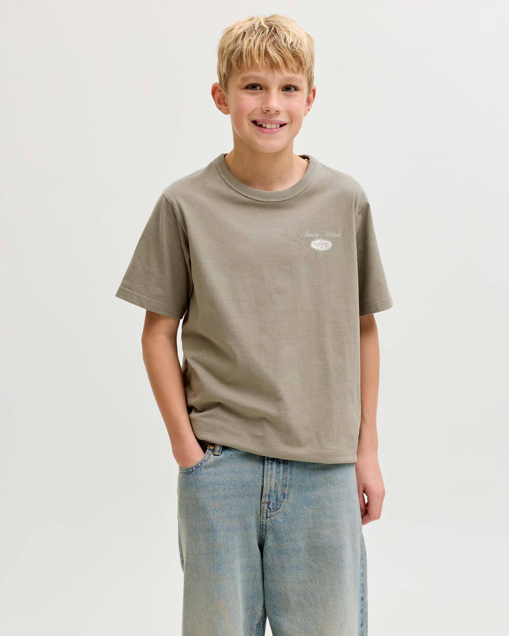 T-shirt color salvia in puro cotone con scritta Era of denim