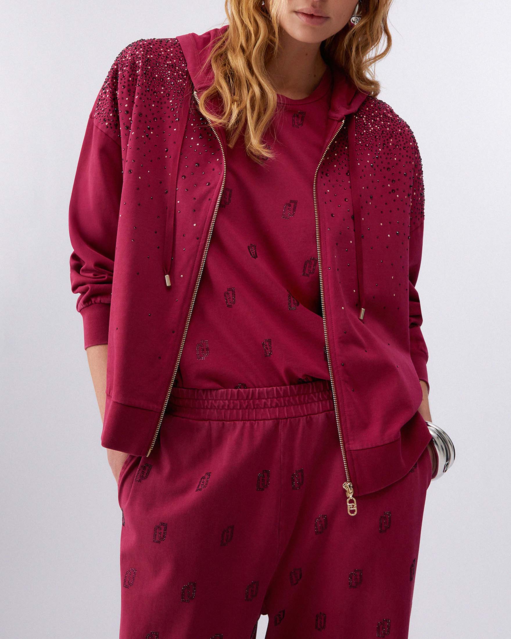 Felpa con cappuccio Liu Jo Sport ciclamino in jersey di cotone con strass applicati e chiusura zip image