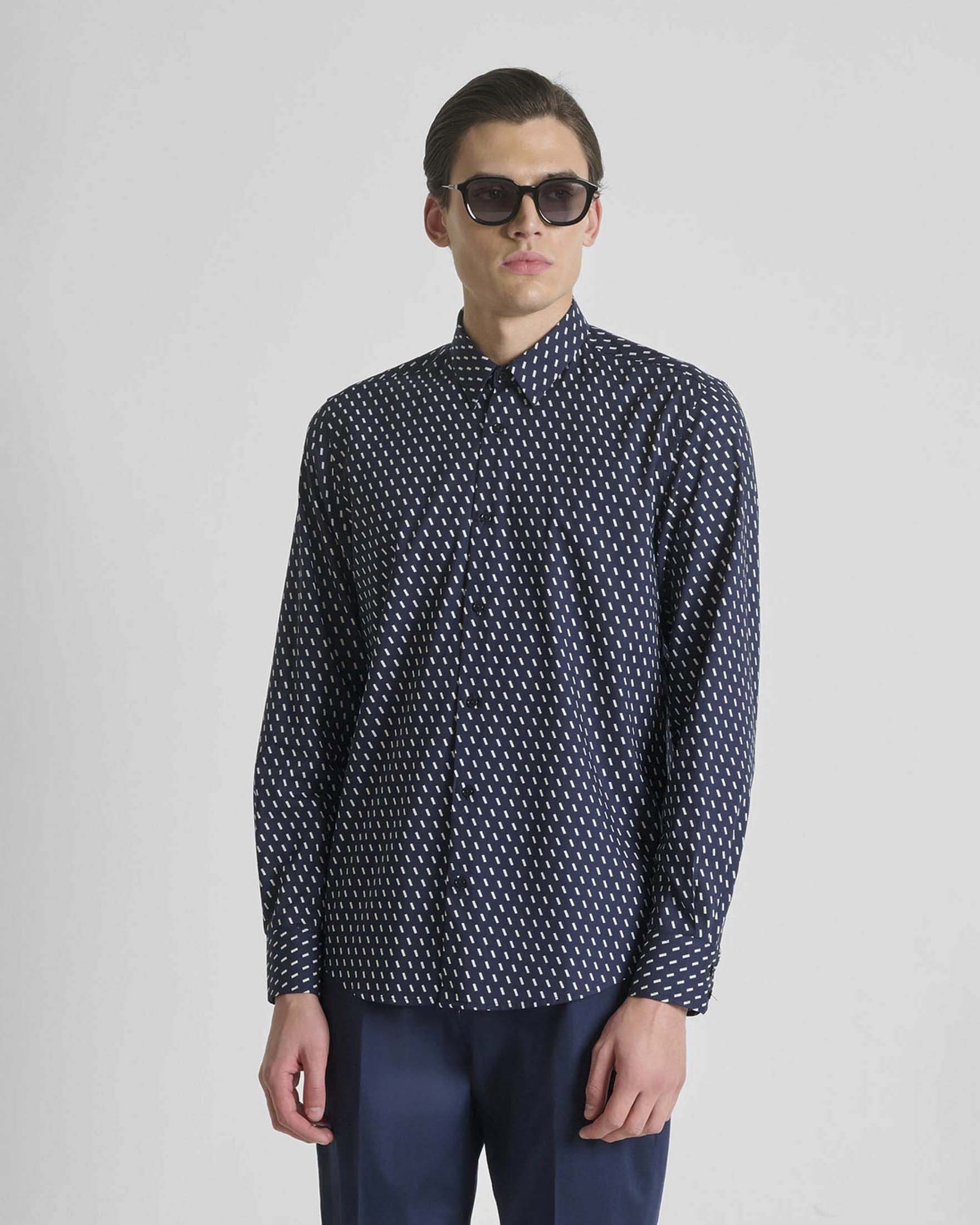 Camicia blu in misto cotone con stampa geometrica