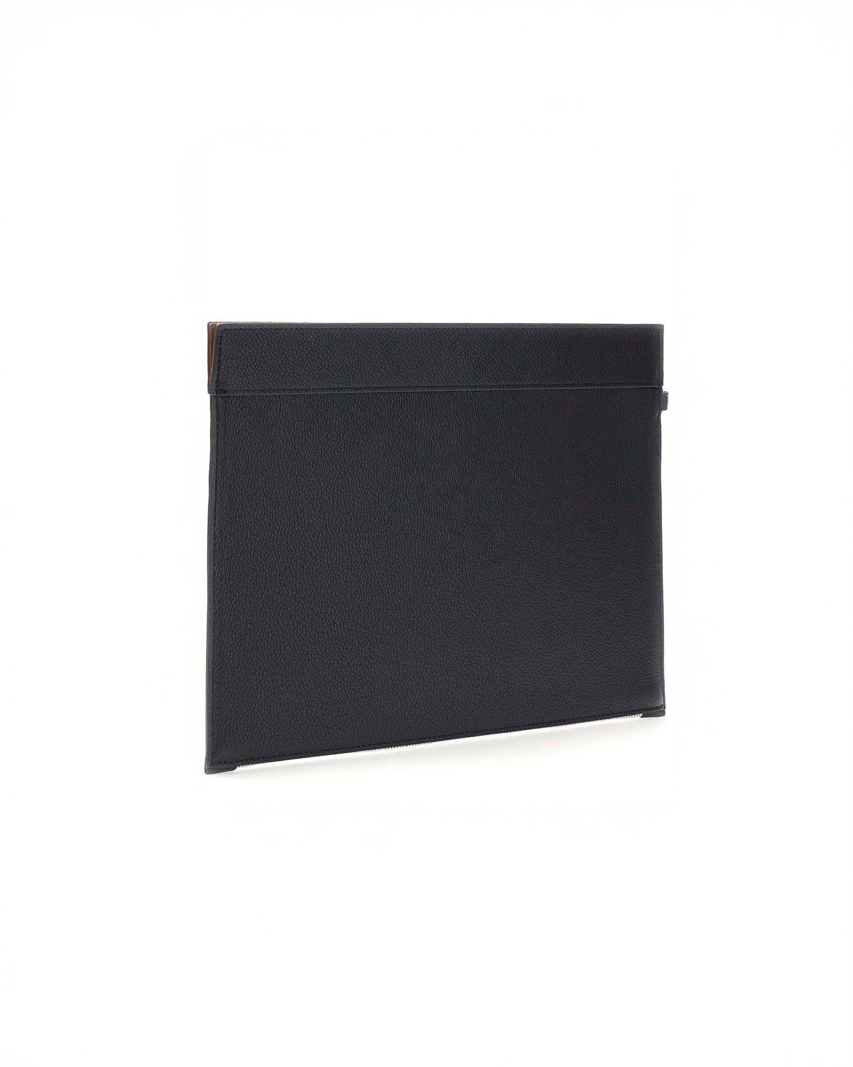 Pochette Guess bianca e nera traforata con logo in metallo image