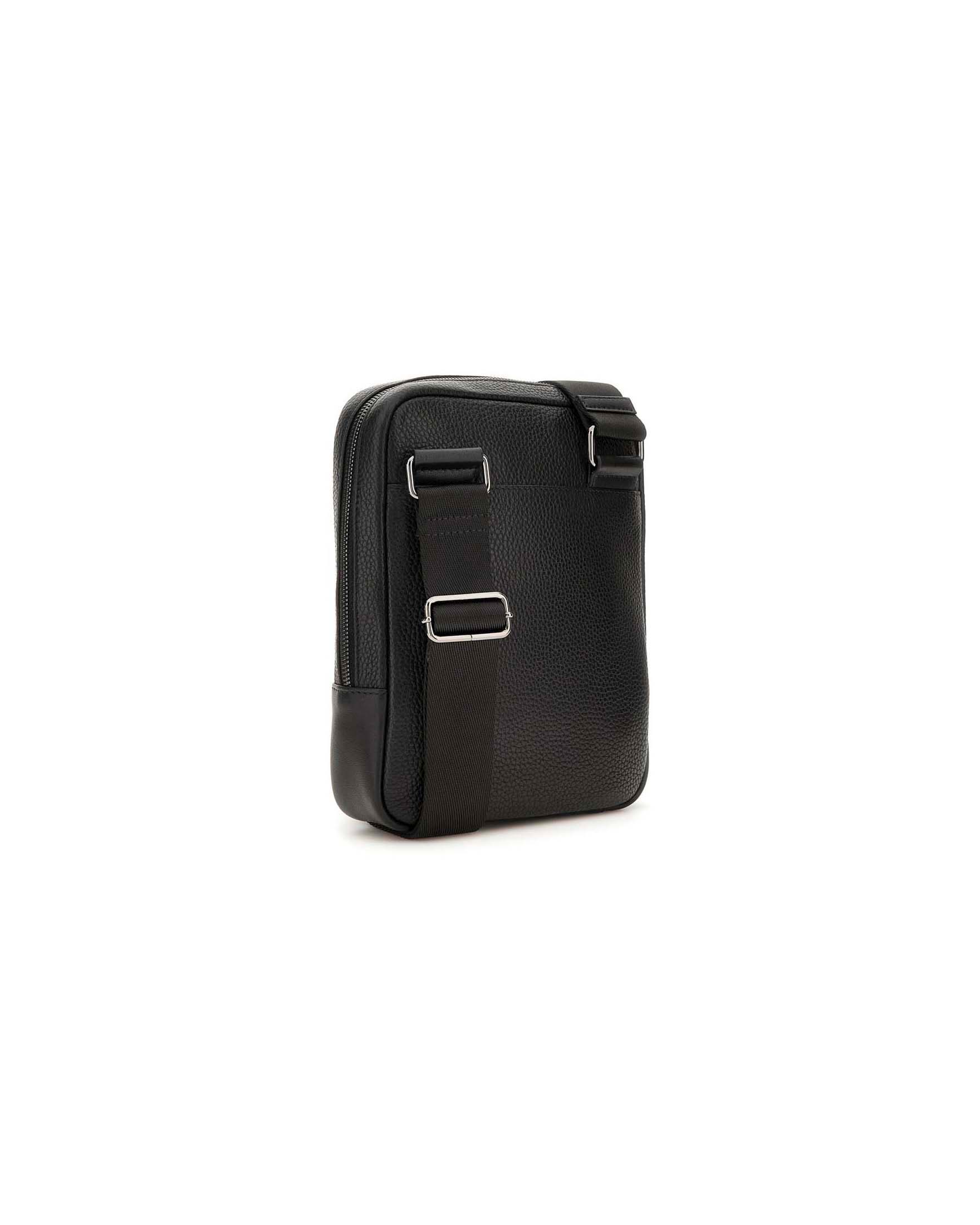 Borsa a tracolla Guess nera in pelle martellata con logo in metallo image