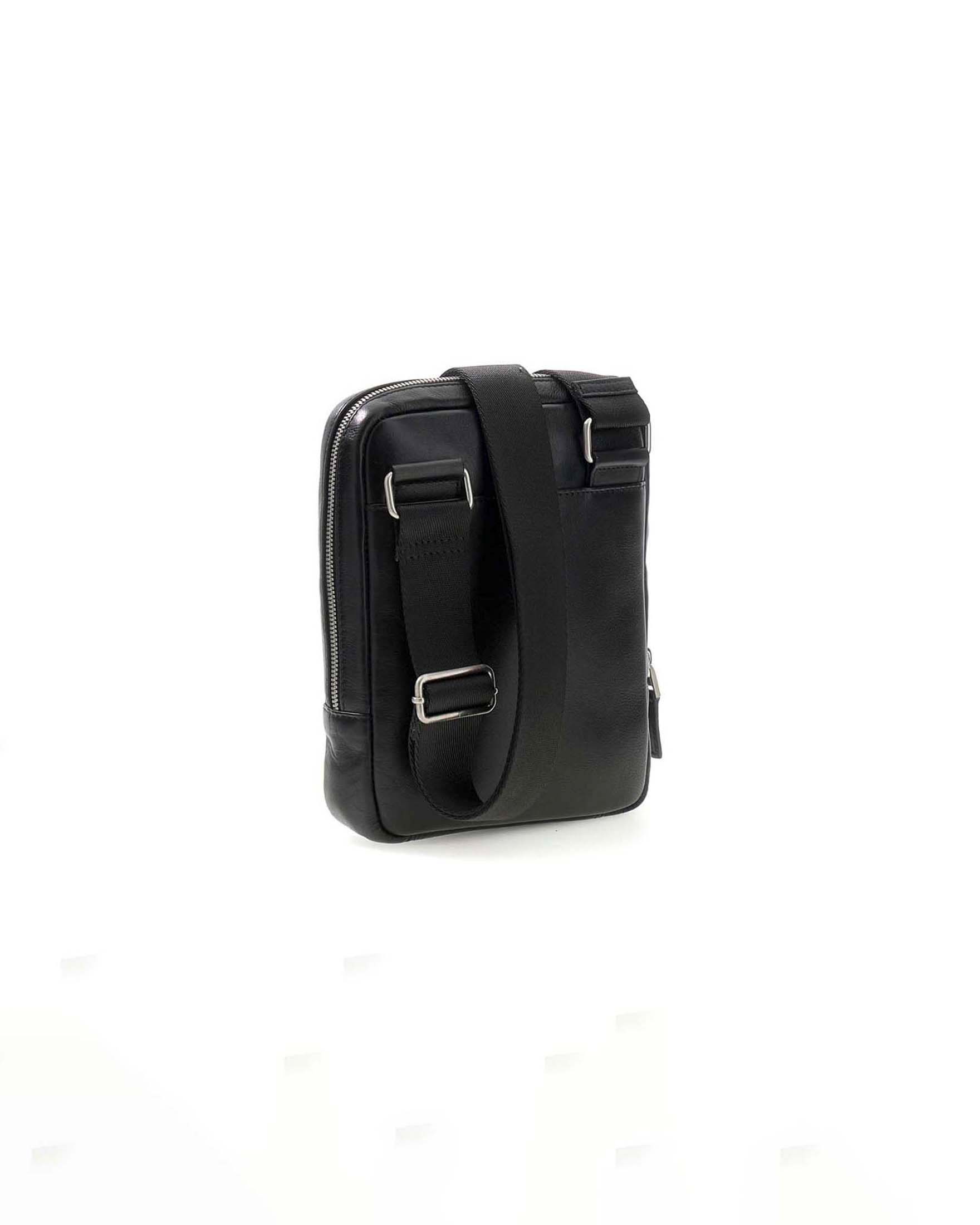 Borsa a tracolla Guess nera in pelle con logo a triangolo image