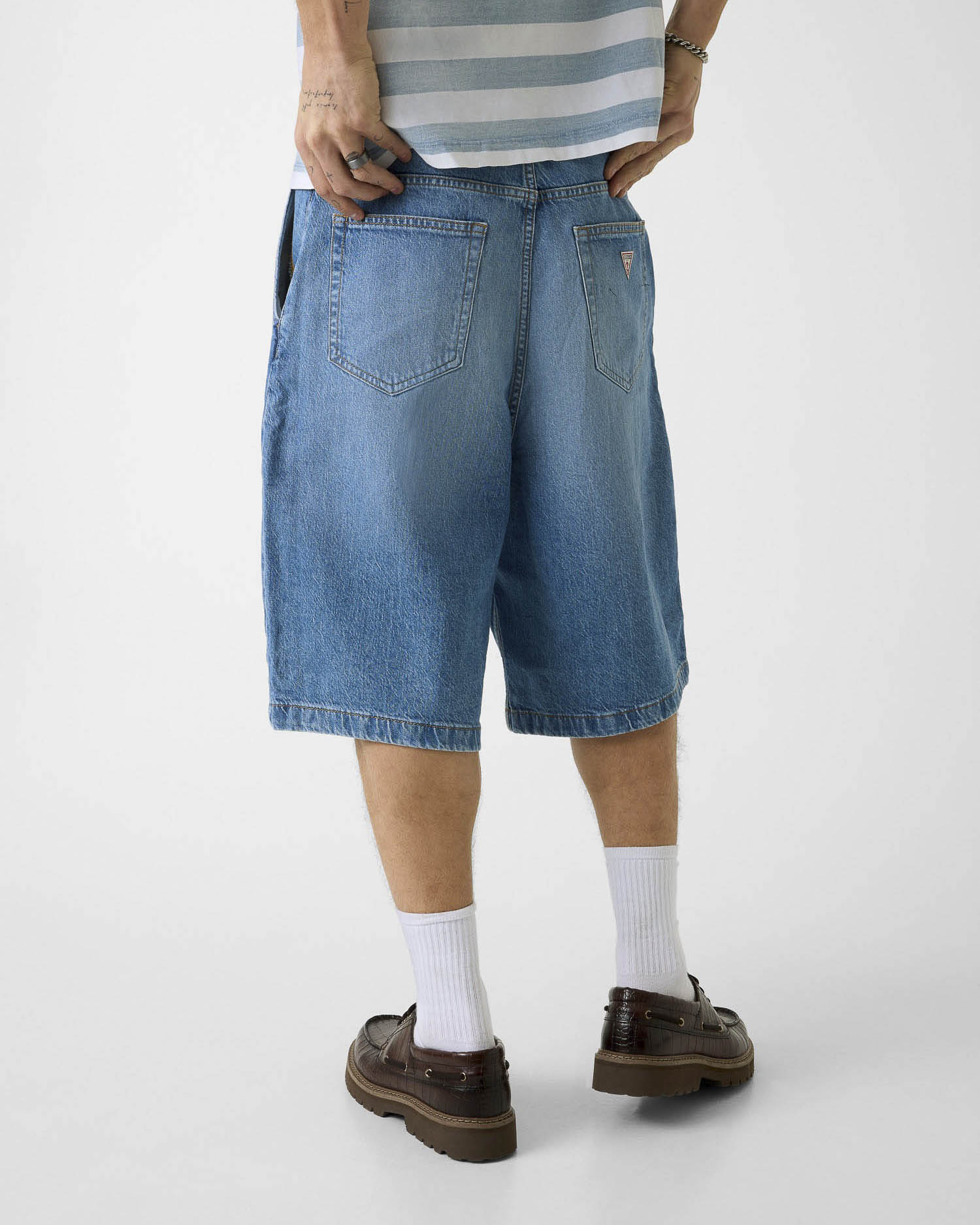 Bermuda baggy-fit in denim Guess Jeans lavaggio chiaro in cotone elasticizzato image