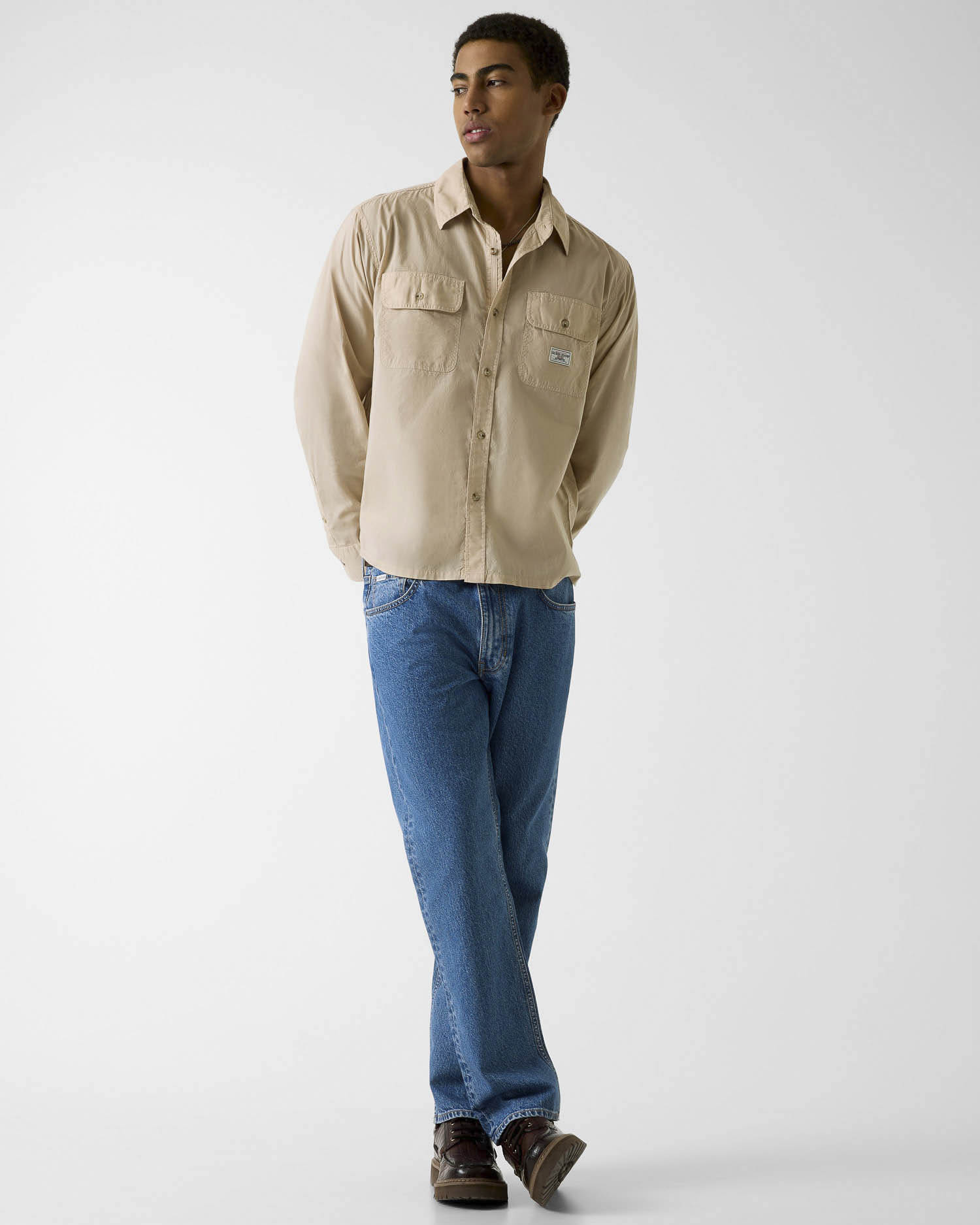 Camicia Guess Jeans sabbia in cotone con patch logo e tasche